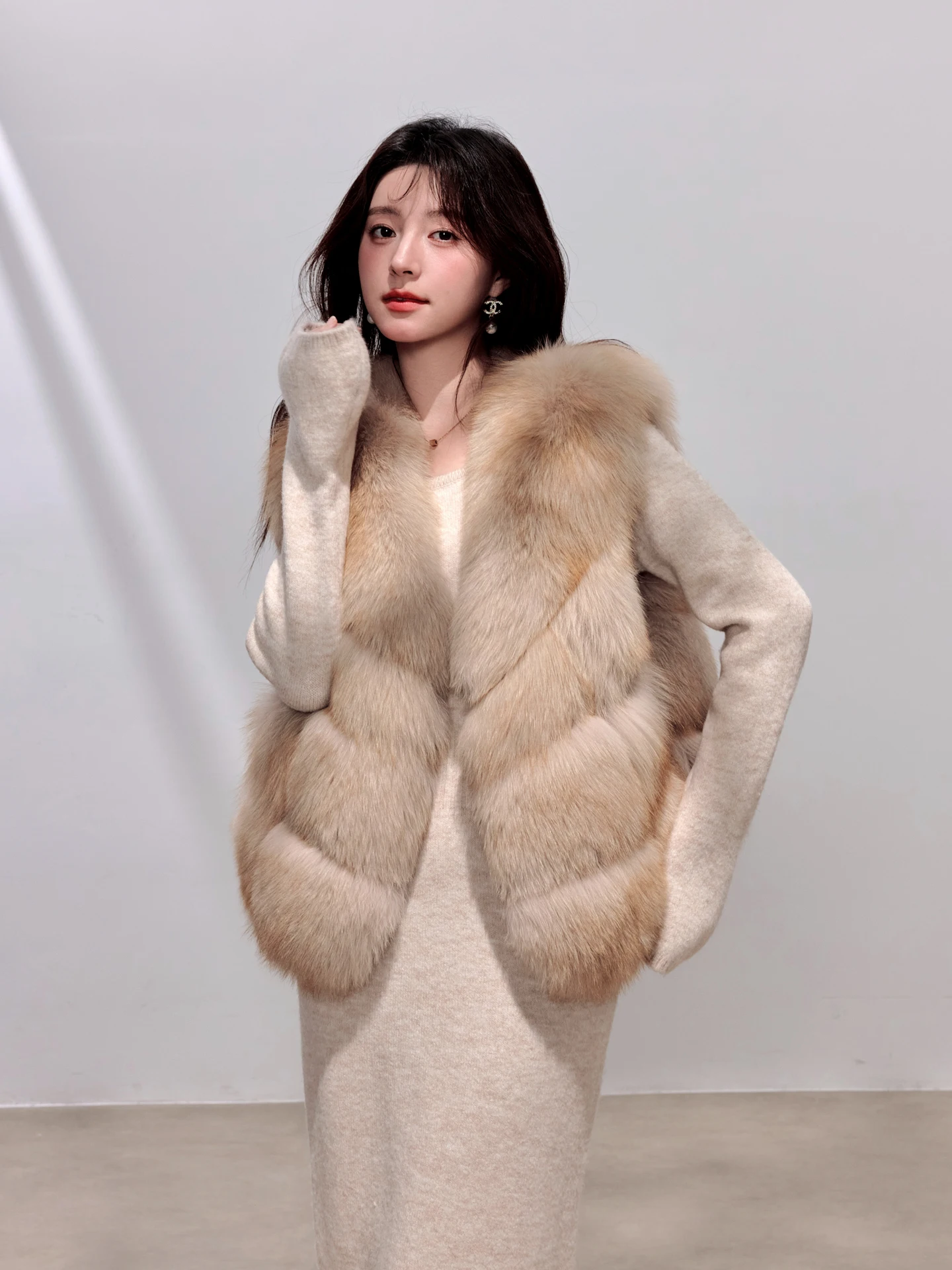 Модный женский меховой жилет от Chen U Coral Sea Sagar Fur, коллекция Осень-Зима 2025, новый, свободный крой, удлиненный рукав
Модный женский меховой жилет от Chen U Coral Sea Sagar Fur, коллекция Осень-Зима 2025, новый, свободный крой, удлиненный рукав