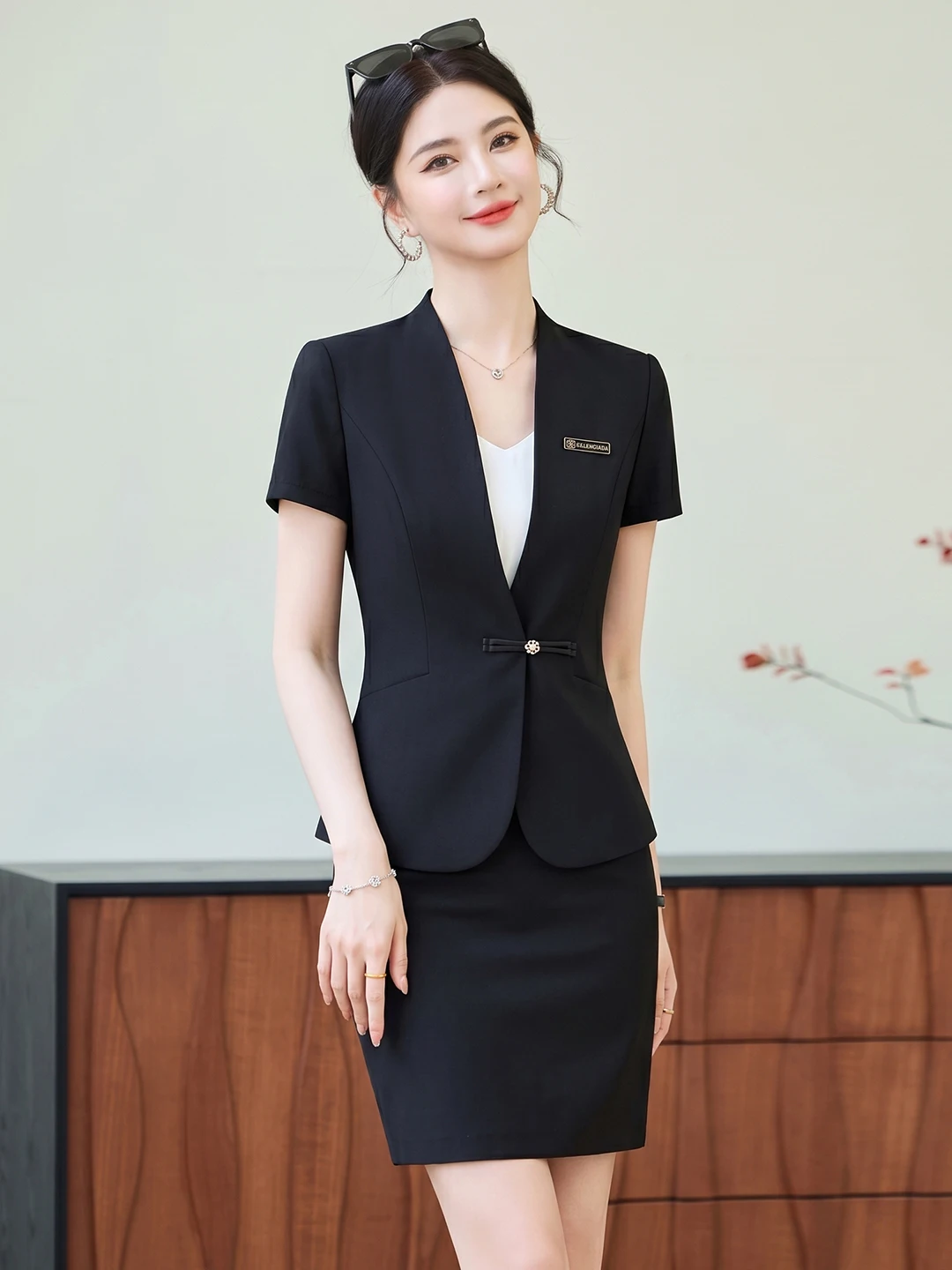 Black Short Sleeve Professional Suit Set for Women Summer Beauty Salon Front Desk Uniform High End Hotel Reception Workwear
Black Short Sleeve Professional Suit Set for Women Summer Beauty Salon Front Desk Uniform High End Hotel Reception Workwear