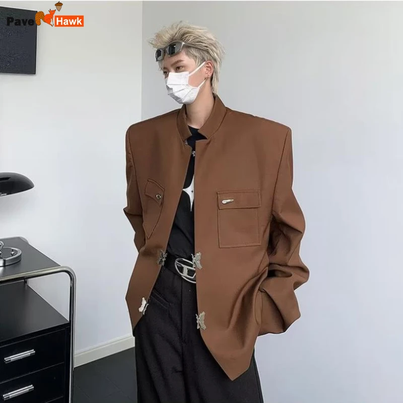 Y2K Harajuku Suit Jacket Mens Butterfly Metal Buckle Standing Collar Short Coats Multi Pocket Shoulder Padded Fashion Outwear
Y2K Harajuku Suit Jacket Mens Butterfly Metal Buckle Standing Collar Short Coats Multi Pocket Shoulder Padded Fashion Outwear