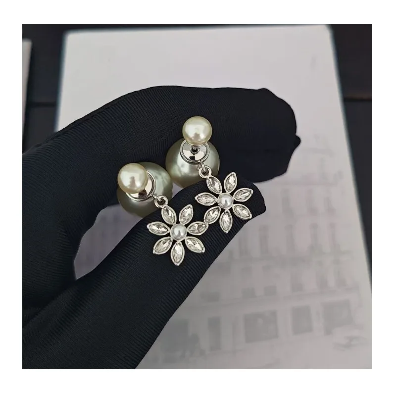 Pearl Rhinestone Flower Stud Earrings Design Sense Light Luxury High Sense Needle Earrings Elegant Temperament Versatile
Pearl Rhinestone Flower Stud Earrings Design Sense Light Luxury High Sense Needle Earrings Elegant Temperament Versatile