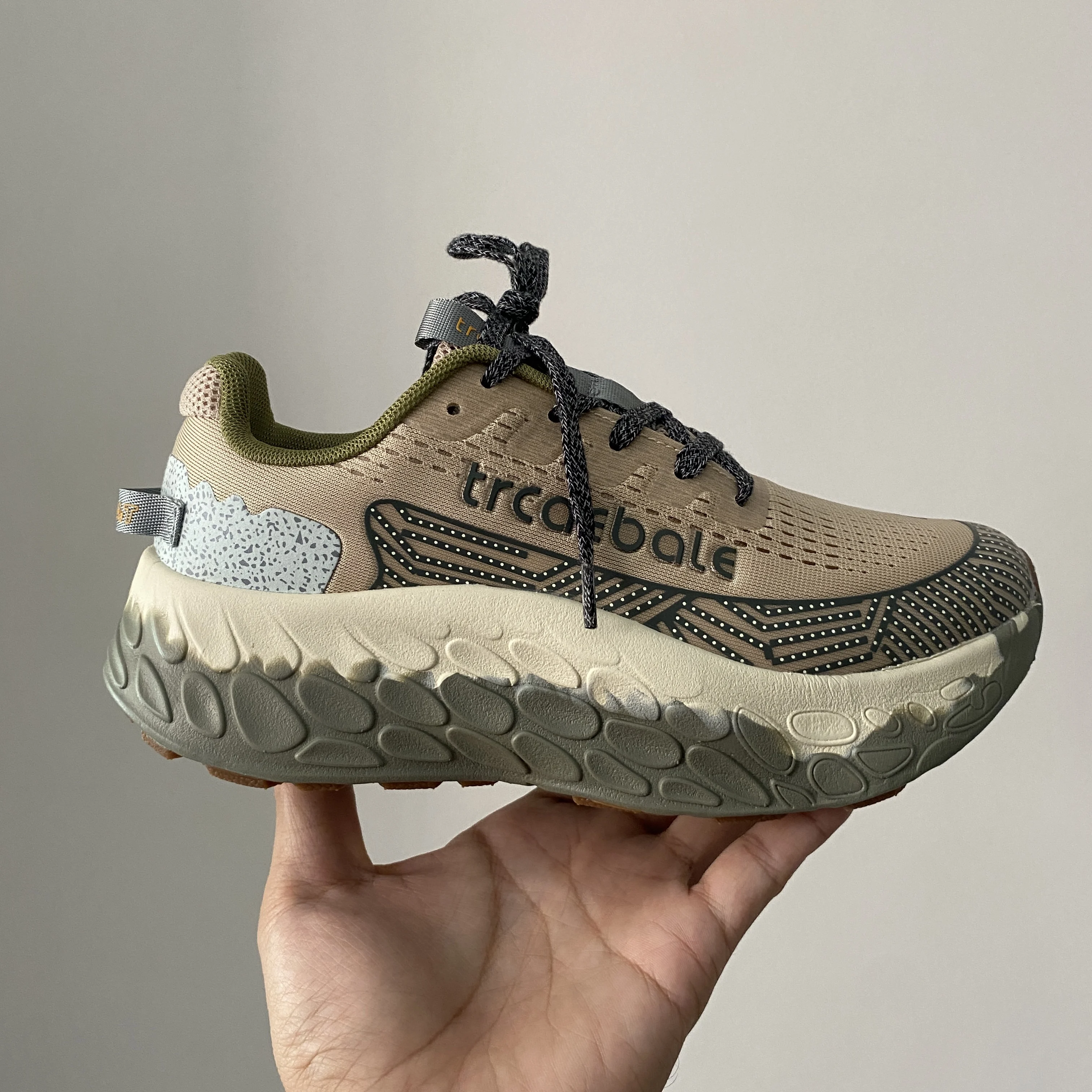 Marathon carbon plate air cushion breathable lightweight women's comfortable non-slip sneakers men's sports running shoes
Marathon carbon plate air cushion breathable lightweight women's comfortable non-slip sneakers men's sports running shoes
