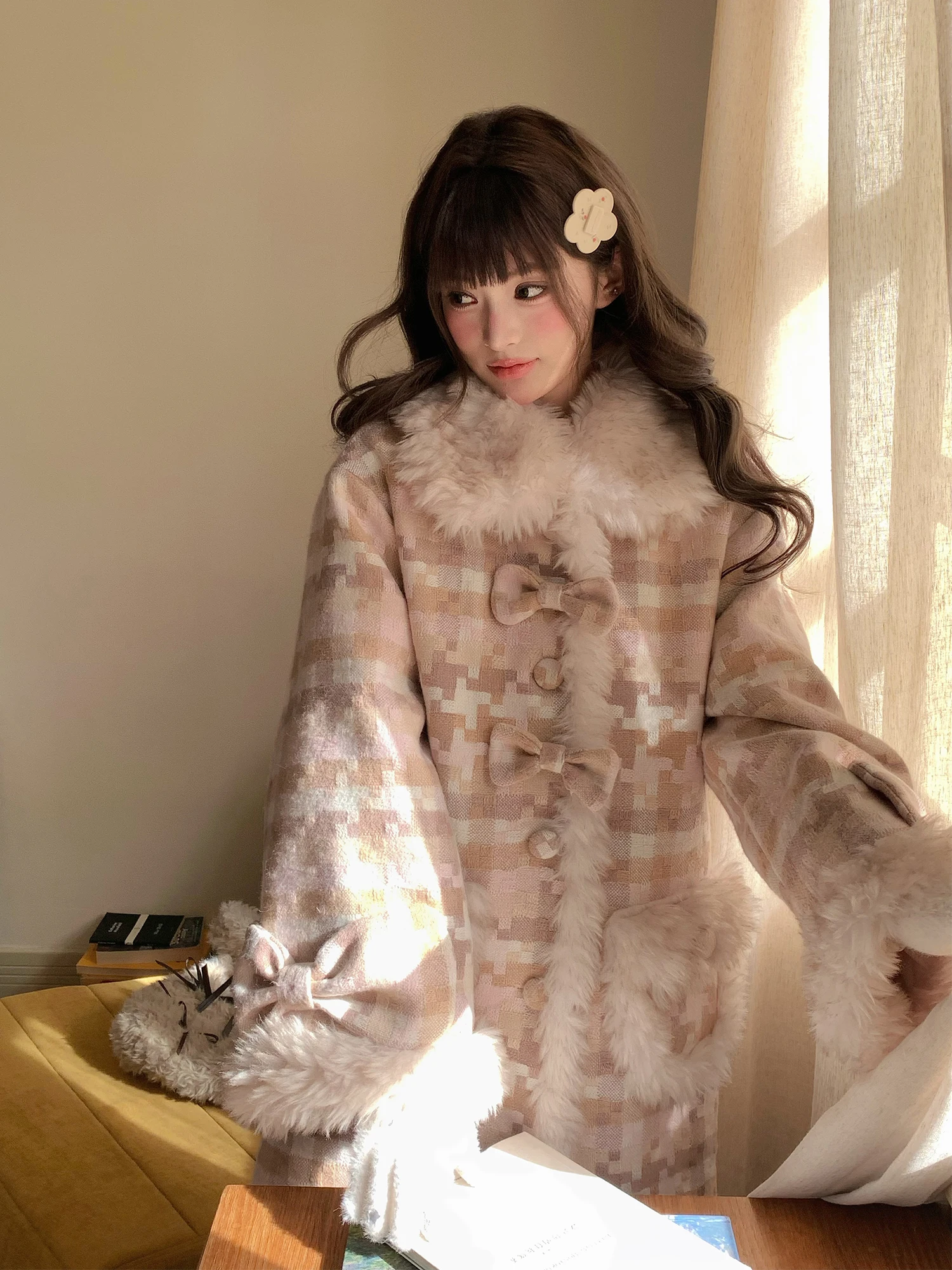 Зимнее шерстяное пальто Ruan Ruan Ke Li Di 2025 с бантом, женское модное утепленное пальто в клетку с длинными рукавами
Зимнее шерстяное пальто Ruan Ruan Ke Li Di 2025 с бантом, женское модное утепленное пальто в клетку с длинными рукавами