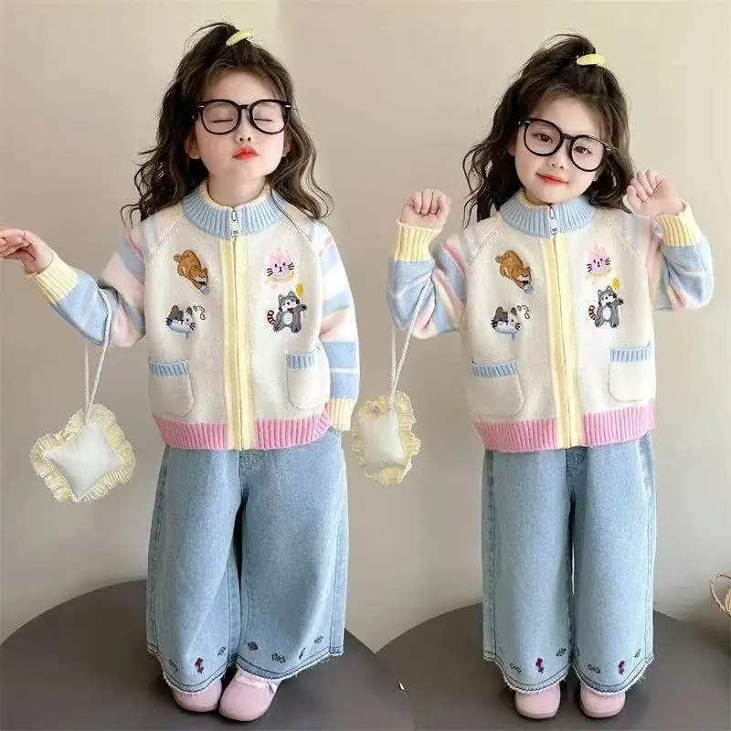 Girls' Cartoon Knitted Embroidered Zipper Sweatshirt Children's Little Kids' Outerwear Comfortable Knitted Sweater
Girls' Cartoon Knitted Embroidered Zipper Sweatshirt Children's Little Kids' Outerwear Comfortable Knitted Sweater