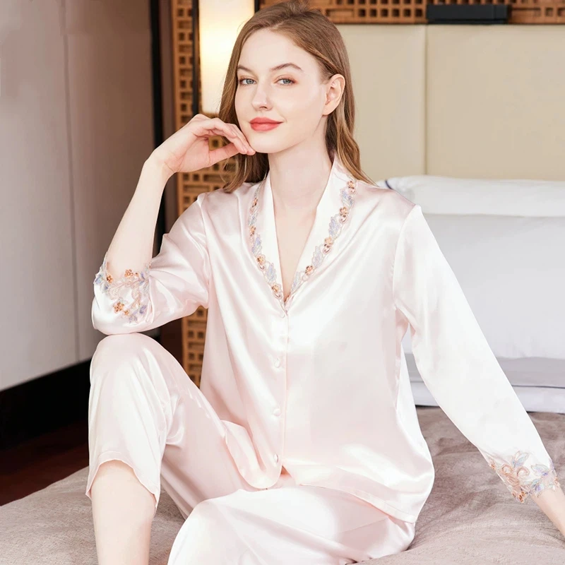 Women's French Embroidery Silk Pajamas Set Long Sleeve Luxury Mulberry Silk Loungewear Nightwear Elegant Homewear Two Piece Set
Women's French Embroidery Silk Pajamas Set Long Sleeve Luxury Mulberry Silk Loungewear Nightwear Elegant Homewear Two Piece Set