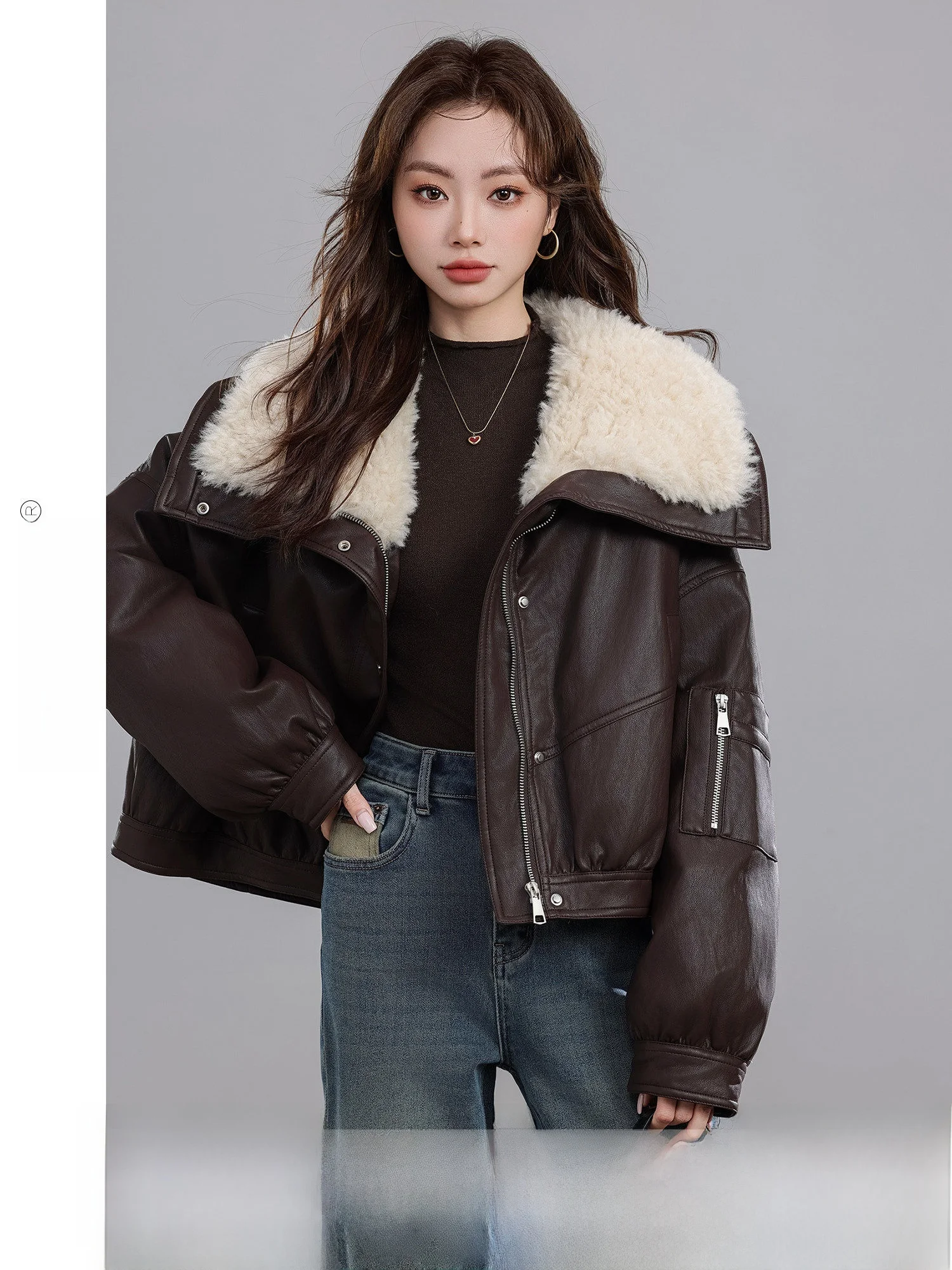 Cool Sle ort Quilted Jaet 2025 Winter New Retro Loose Large Collar Leather Outerwear Women Warm Thiened Long Sve Z...
Cool Sle ort Quilted Jaet 2025 Winter New Retro Loose Large Collar Leather Outerwear Women Warm Thiened Long Sve Z...