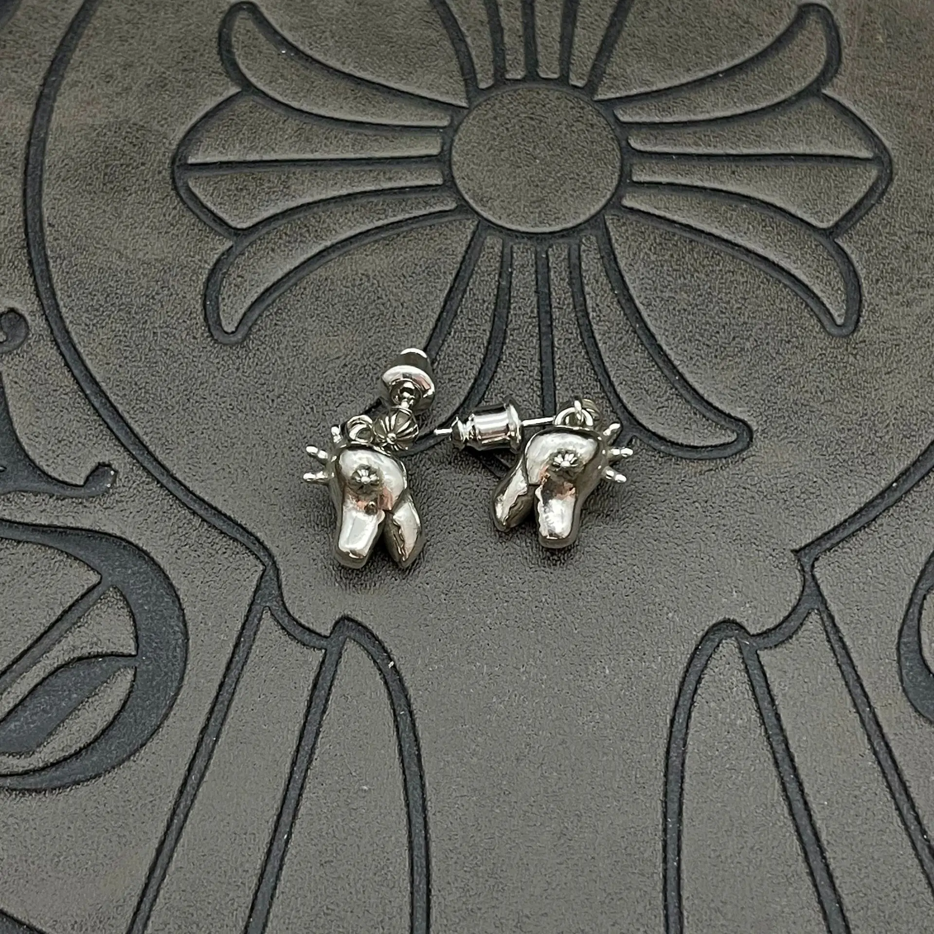 S925 sterling silver punk hip hop retro dinosaur head earrings stud earrings cross exaggerated earrings hip hop
S925 sterling silver punk hip hop retro dinosaur head earrings stud earrings cross exaggerated earrings hip hop