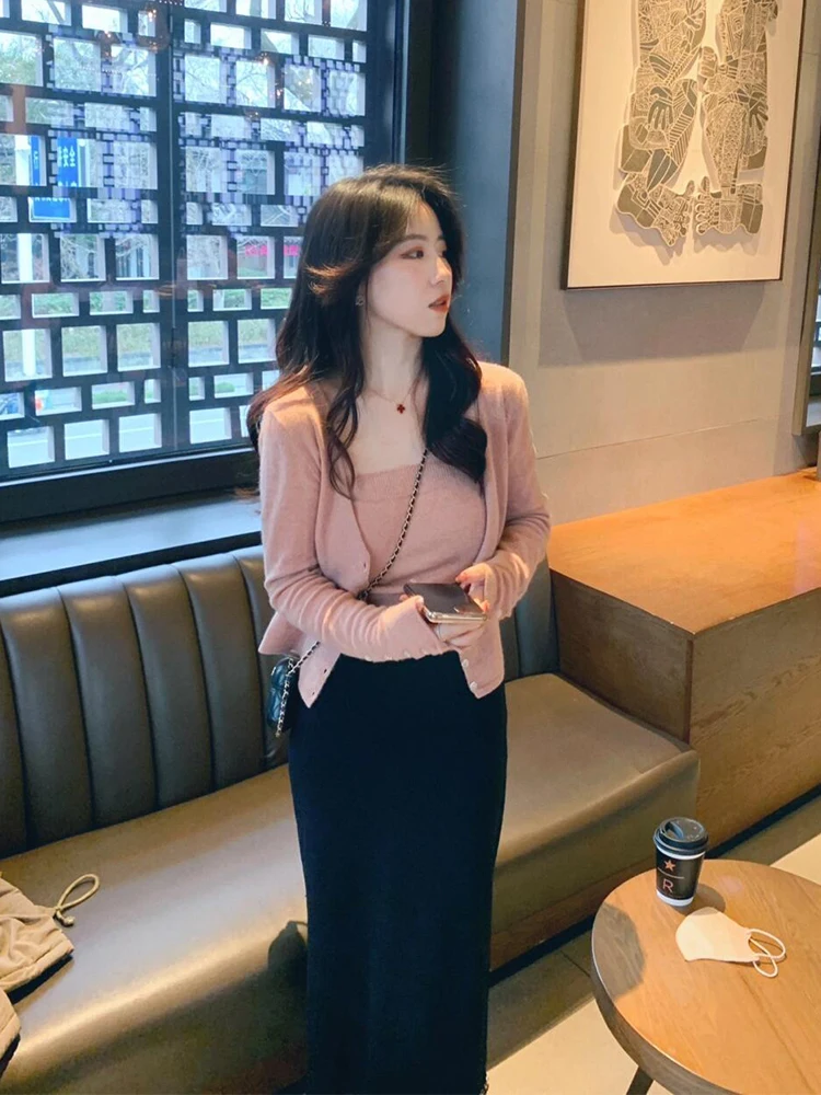 Elegant Korean Style Knitted Crop Top And Skirt Set Women's Fashion Three-Piece Suit Autumn Season Long Sleeve V-Neck Button-Up
Elegant Korean Style Knitted Crop Top And Skirt Set Women's Fashion Three-Piece Suit Autumn Season Long Sleeve V-Neck Button-Up