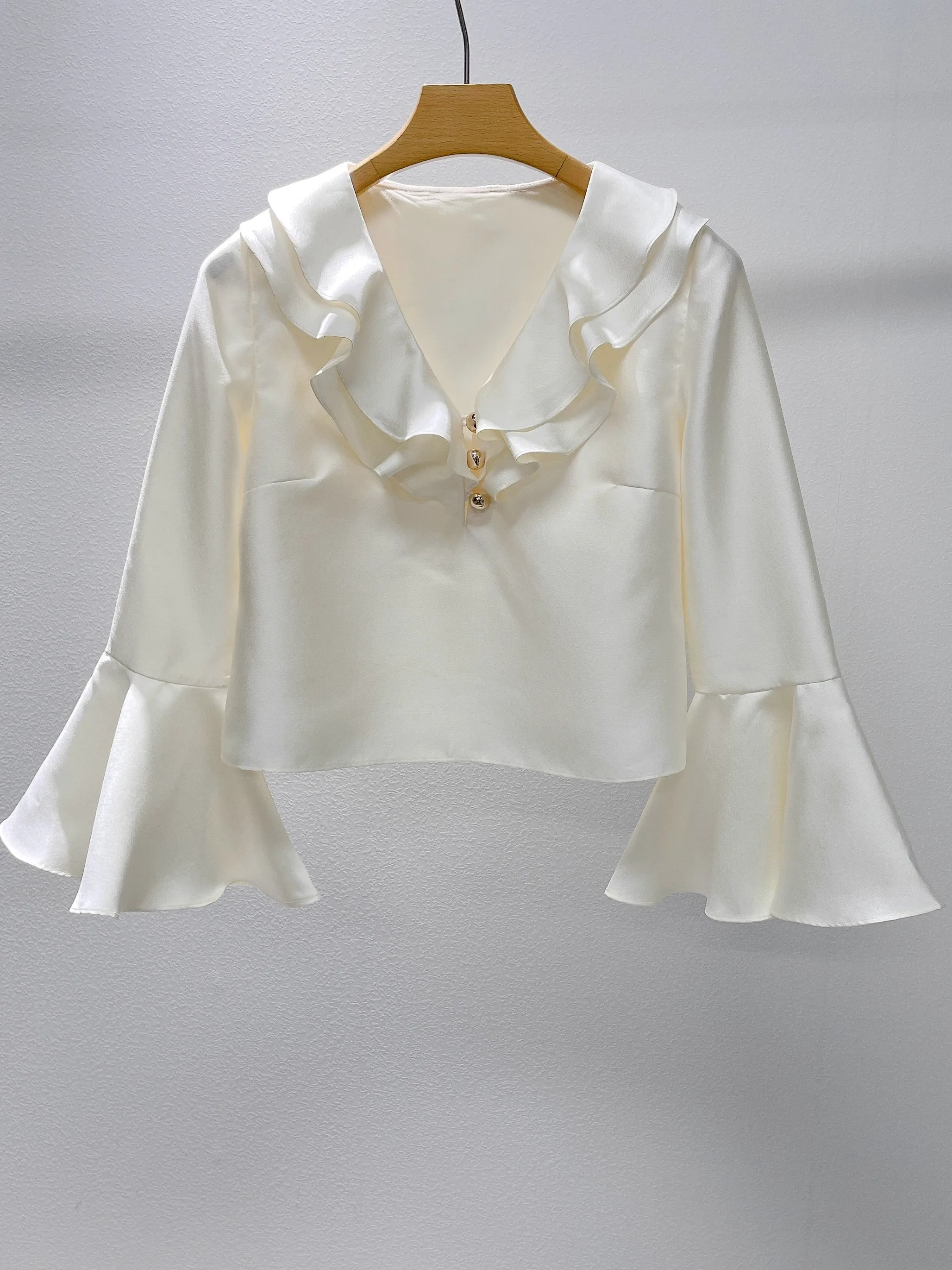 Парижский шик: женская шелковая блузка с длинными рукавами, V-образным вырезом, рукавами-колокол и цветочным принтом. Модная, приятная к телу, для осени и зимы.
Парижский шик: женская шелковая блузка с длинными рукавами, V-образным вырезом, рукавами-колокол и цветочным принтом. Модная, приятная к телу, для осени и зимы.