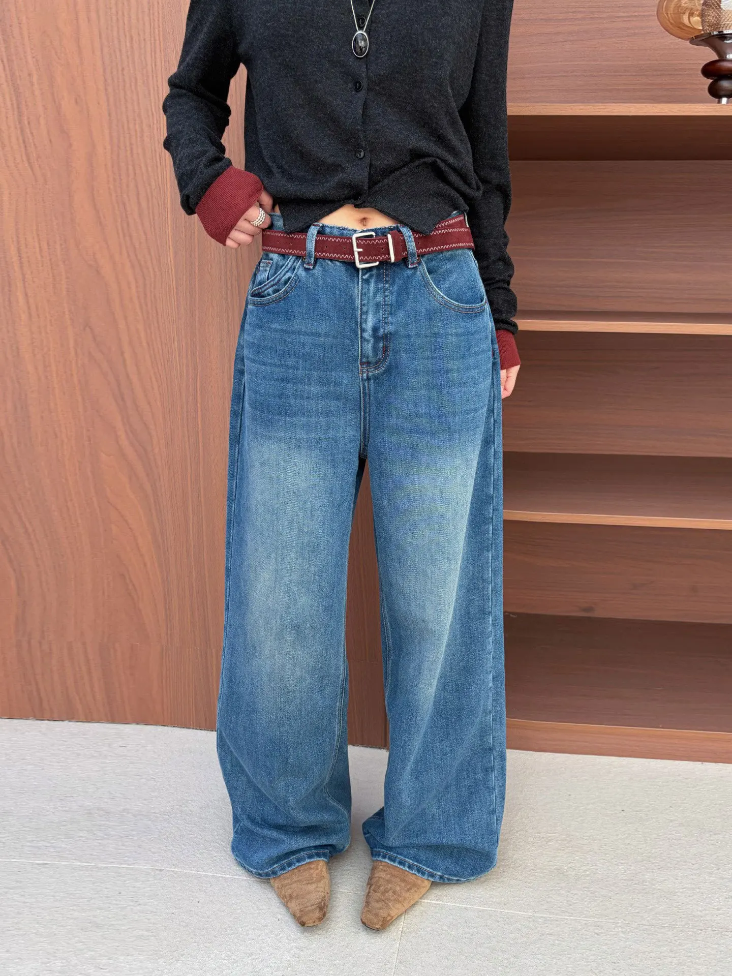 Ретро-джинсы синего цвета с эффектом потертости, с высокой талией, широкими штанинами, женские, осенне-зимние, свободные, струящиеся, прямые, в пол, повседневные брюки
Ретро-джинсы синего цвета с эффектом потертости, с высокой талией, широкими штанинами, женские, осенне-зимние, свободные, струящиеся, прямые, в пол, повседневные брюки