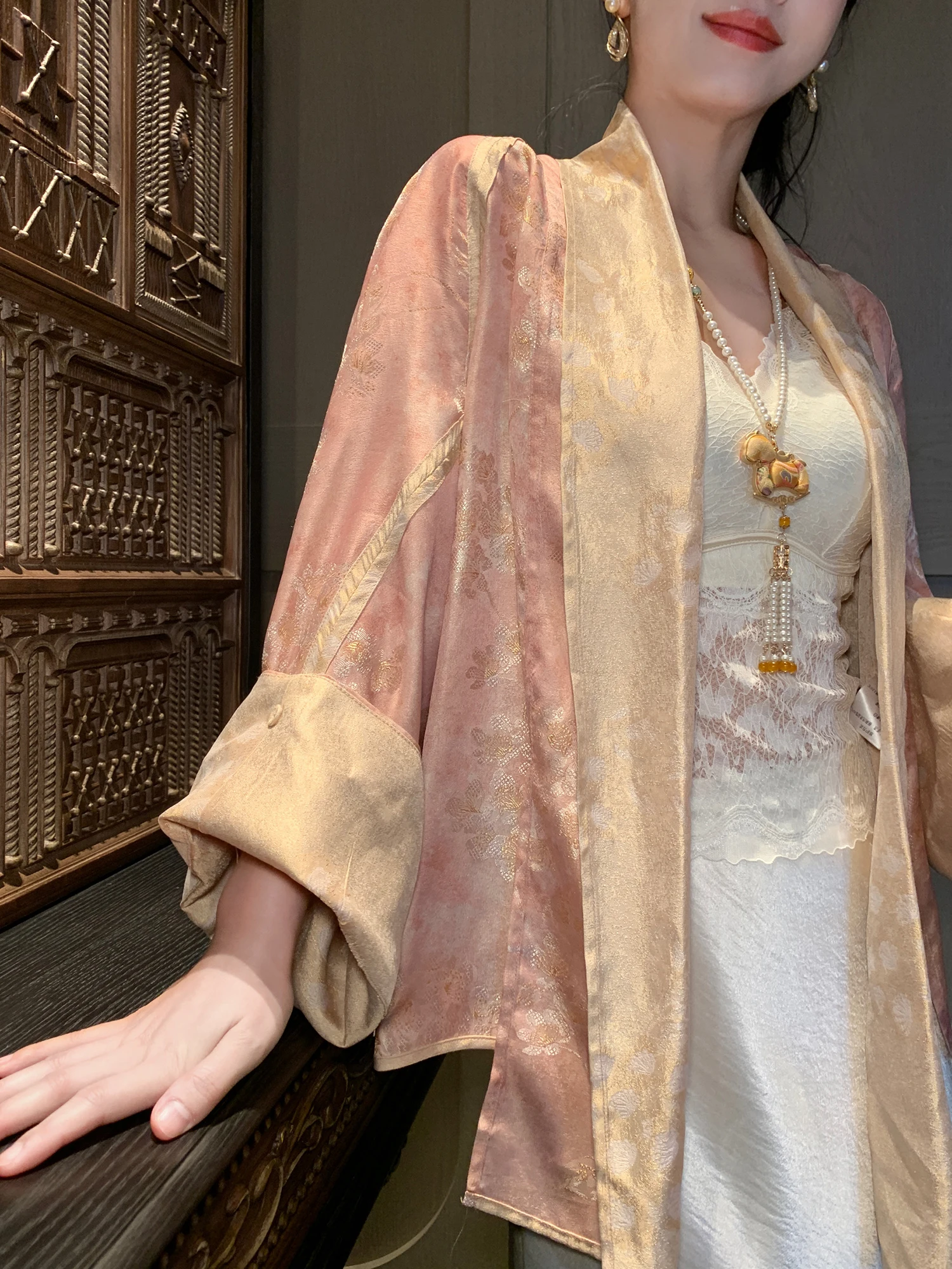 New Chinese Style Loose Fit Slimming Thin Outerwear Women's Fashionable Top Ultra Light Silk Blend Long Sleeve Commute Wind
New Chinese Style Loose Fit Slimming Thin Outerwear Women's Fashionable Top Ultra Light Silk Blend Long Sleeve Commute Wind