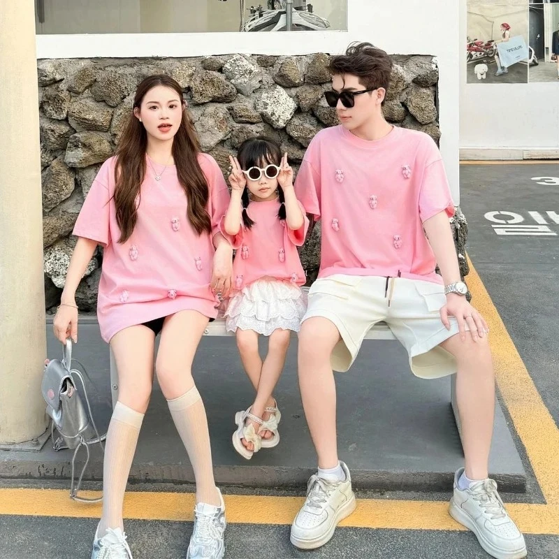 Детское боди, одежда для родителей и детей, одинаковая футболка для папы, мамы и сына, дочки, семейная розовая футболка с короткими рукавами, милый медведь
Детское боди, одежда для родителей и детей, одинаковая футболка для папы, мамы и сына, дочки, семейная розовая футболка с короткими рукавами, милый медведь