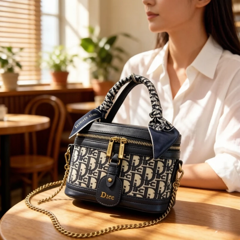 High-End Designer Diaper Bag: Elegant Crossbody Handbag For Women With Minimalist Style And Large Capacity Vintage Tote
High-End Designer Diaper Bag: Elegant Crossbody Handbag For Women With Minimalist Style And Large Capacity Vintage Tote