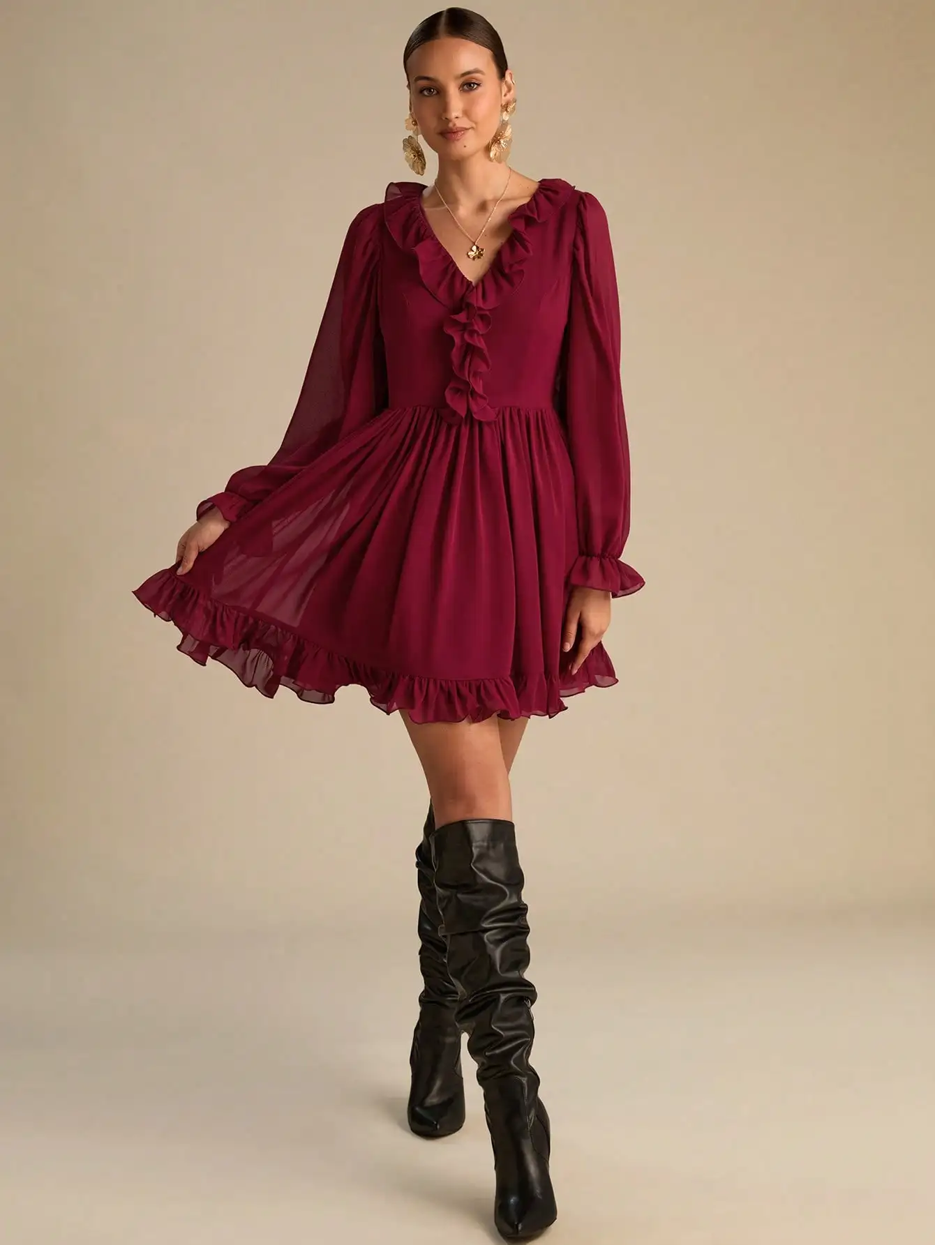 Бордовое мини-платье с V-образным вырезом, рюшами, длинными рукавами и расклешенным подолом для осенне-зимних мероприятий
Бордовое мини-платье с V-образным вырезом, рюшами, длинными рукавами и расклешенным подолом для осенне-зимних мероприятий