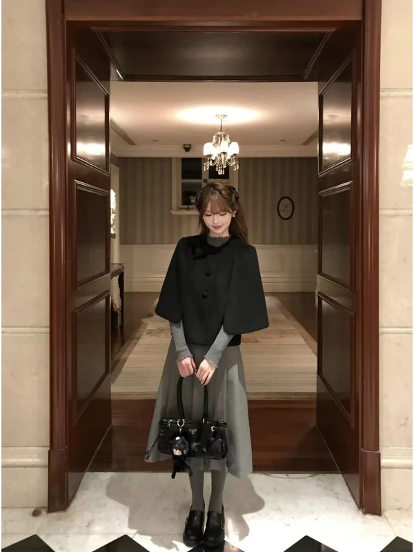 Винтажный вязаный комплект Briti Sle: пальто двухцветного цвета, юбка миди и футболка с длинным рукавом и круглым вырезом на пуговицах для женщин
Винтажный вязаный комплект Briti Sle: пальто двухцветного цвета, юбка миди и футболка с длинным рукавом и круглым вырезом на пуговицах для женщин