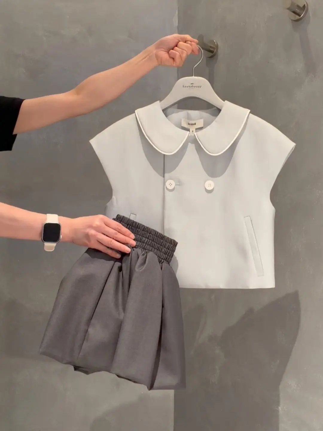 Summer Chic Blue Doll Collar Top And Grey Flower Bud Skirt Set Women's Fashion Short Sleeve Breathable Casual Outfit
Summer Chic Blue Doll Collar Top And Grey Flower Bud Skirt Set Women's Fashion Short Sleeve Breathable Casual Outfit