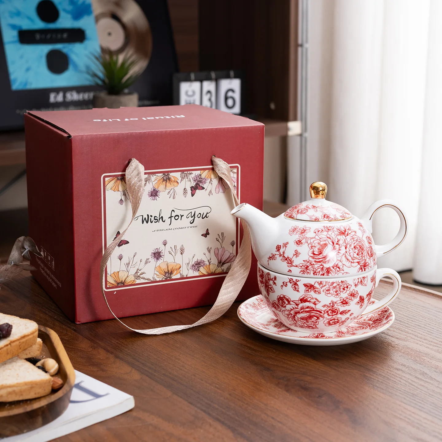 European Luxury Porcelain Tea Set with Gift Box, 1Teapot with 1 Cup Saucer,Creative Floral Design,for Afternoon Tea Home Office
European Luxury Porcelain Tea Set with Gift Box, 1Teapot with 1 Cup Saucer,Creative Floral Design,for Afternoon Tea Home Office