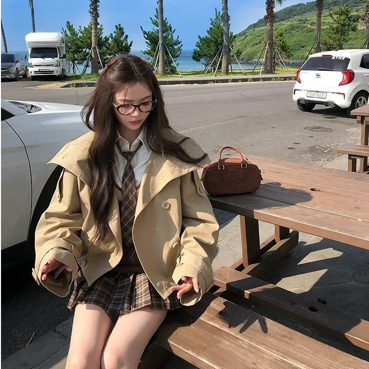 New Women Fashionable Short Windbreaker British Style Double Breasted Stand Up Collar Trench for Spring Autumn Female Clothing
New Women Fashionable Short Windbreaker British Style Double Breasted Stand Up Collar Trench for Spring Autumn Female Clothing