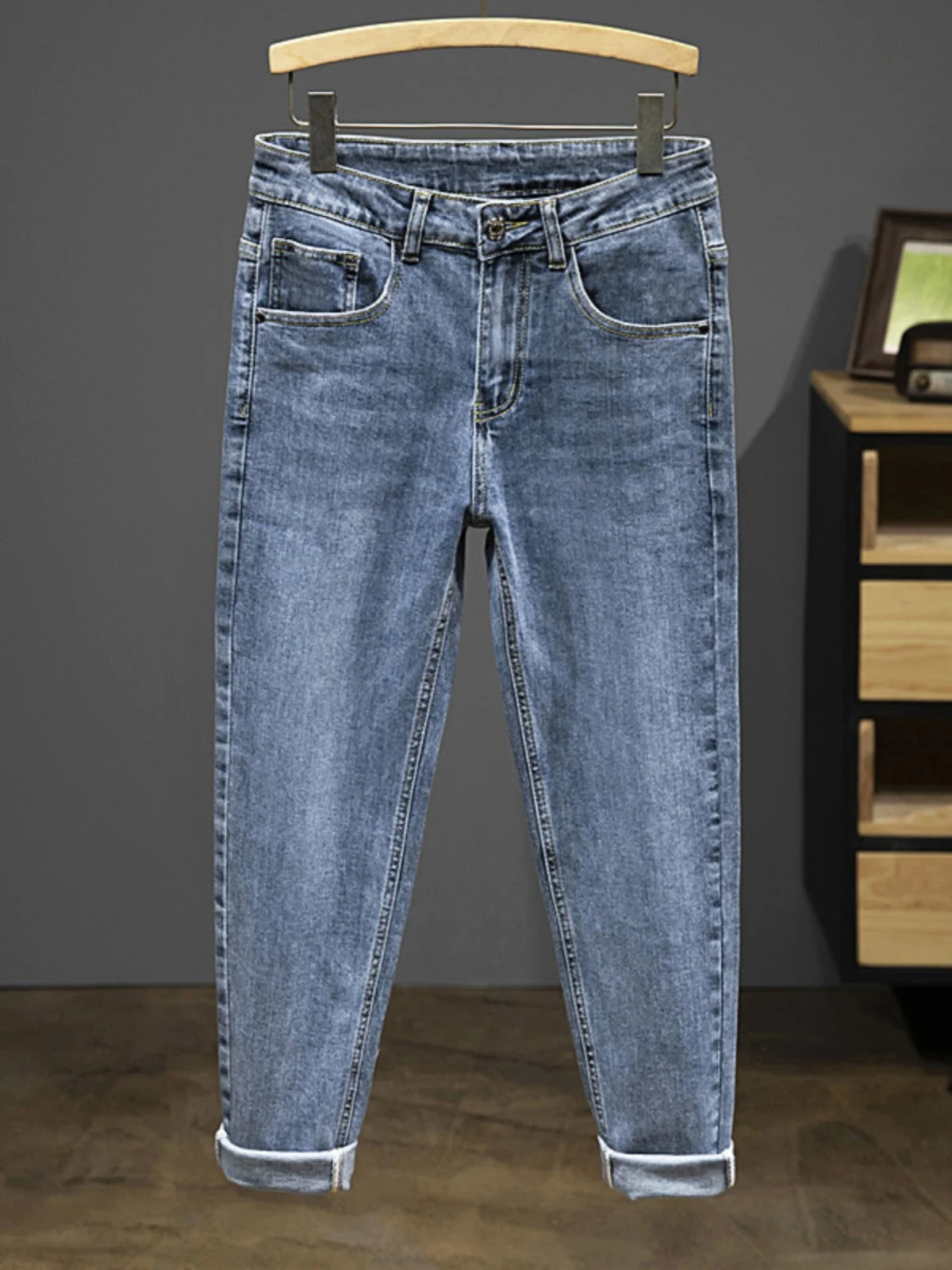 High-End Fashionable Men's Slim Fit Jeans Mid-Waist Cotton Stretch Denim Casual Versatile 9-Piece Pants Spring Autumn Style
High-End Fashionable Men's Slim Fit Jeans Mid-Waist Cotton Stretch Denim Casual Versatile 9-Piece Pants Spring Autumn Style