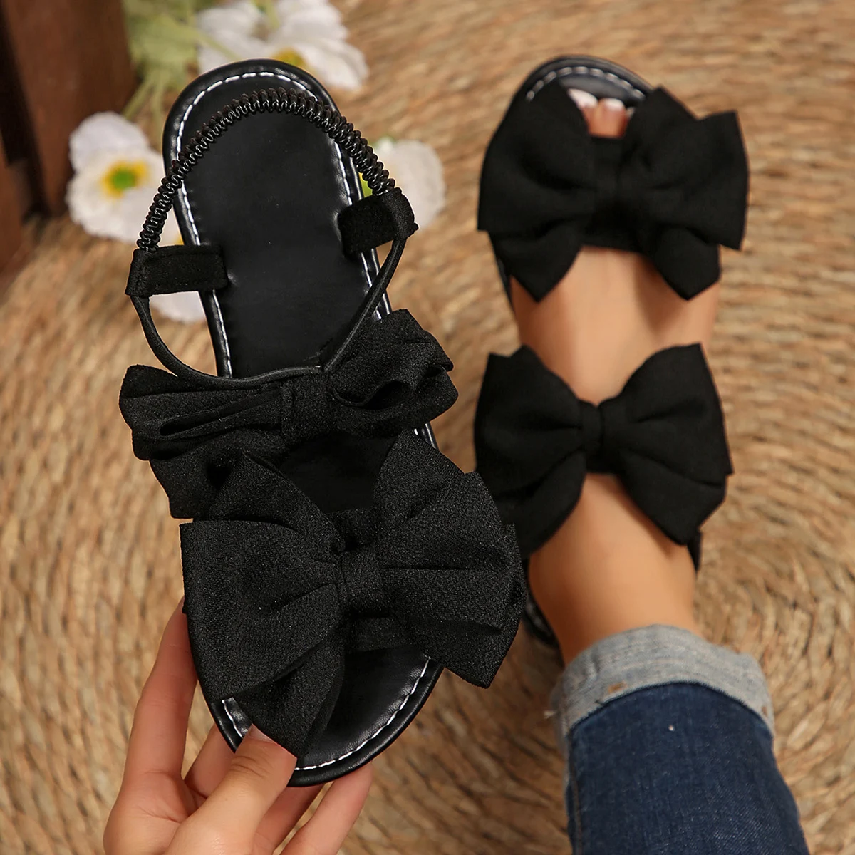New summer Korean-style bow flat sandals, super popular gentle-style sandals on ins.
New summer Korean-style bow flat sandals, super popular gentle-style sandals on ins.