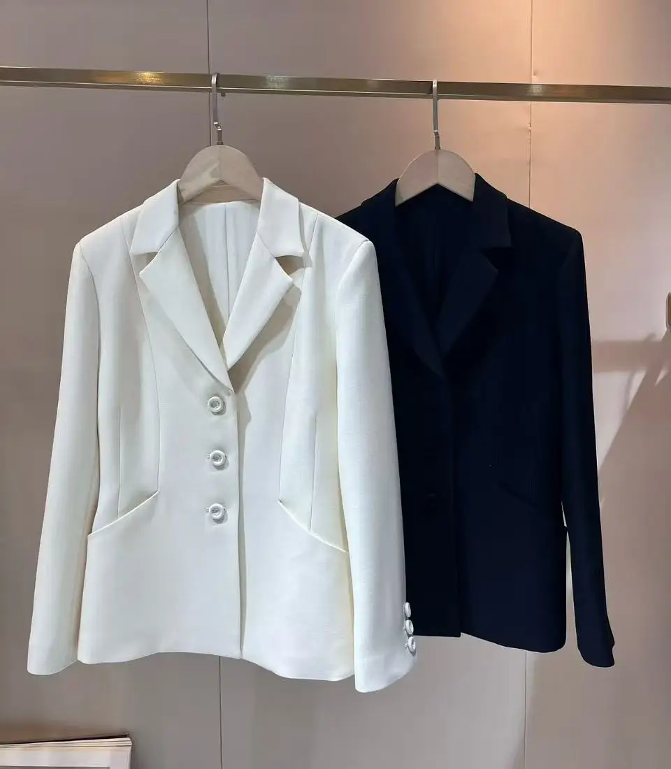 Высококачественная женская верхняя одежда, осенне-зимний костюм из шелковой шерсти с длинными рукавами, классическая черно-белая верхняя одежда.
Высококачественная женская верхняя одежда, осенне-зимний костюм из шелковой шерсти с длинными рукавами, классическая черно-белая верхняя одежда.