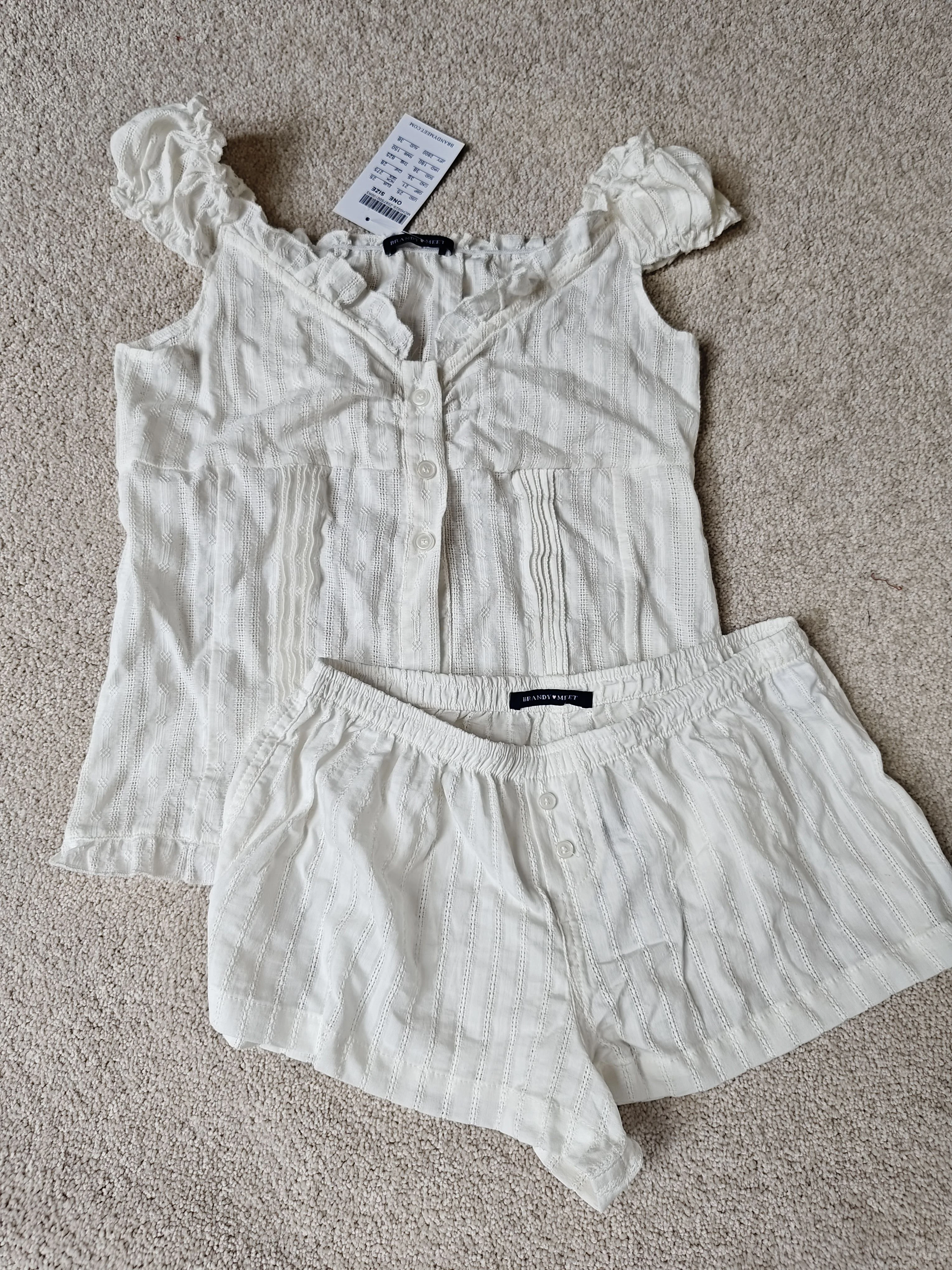 Eyelet White Slim T-shirt Shorts Set Woman Ruffles Puff Sleeve Shirt+Buttons Straight Sweatshorts Cotton 2 Piece Sets
Eyelet White Slim T-shirt Shorts Set Woman Ruffles Puff Sleeve Shirt+Buttons Straight Sweatshorts Cotton 2 Piece Sets