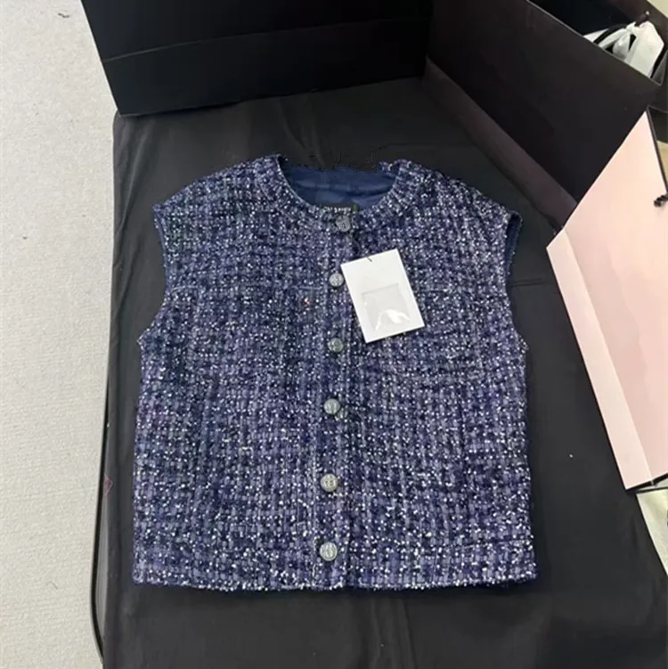 New Winter 2025 styles of European and American women's clothing sleeveless single-breasted blue sequined vest Tweed coat
New Winter 2025 styles of European and American women's clothing sleeveless single-breasted blue sequined vest Tweed coat