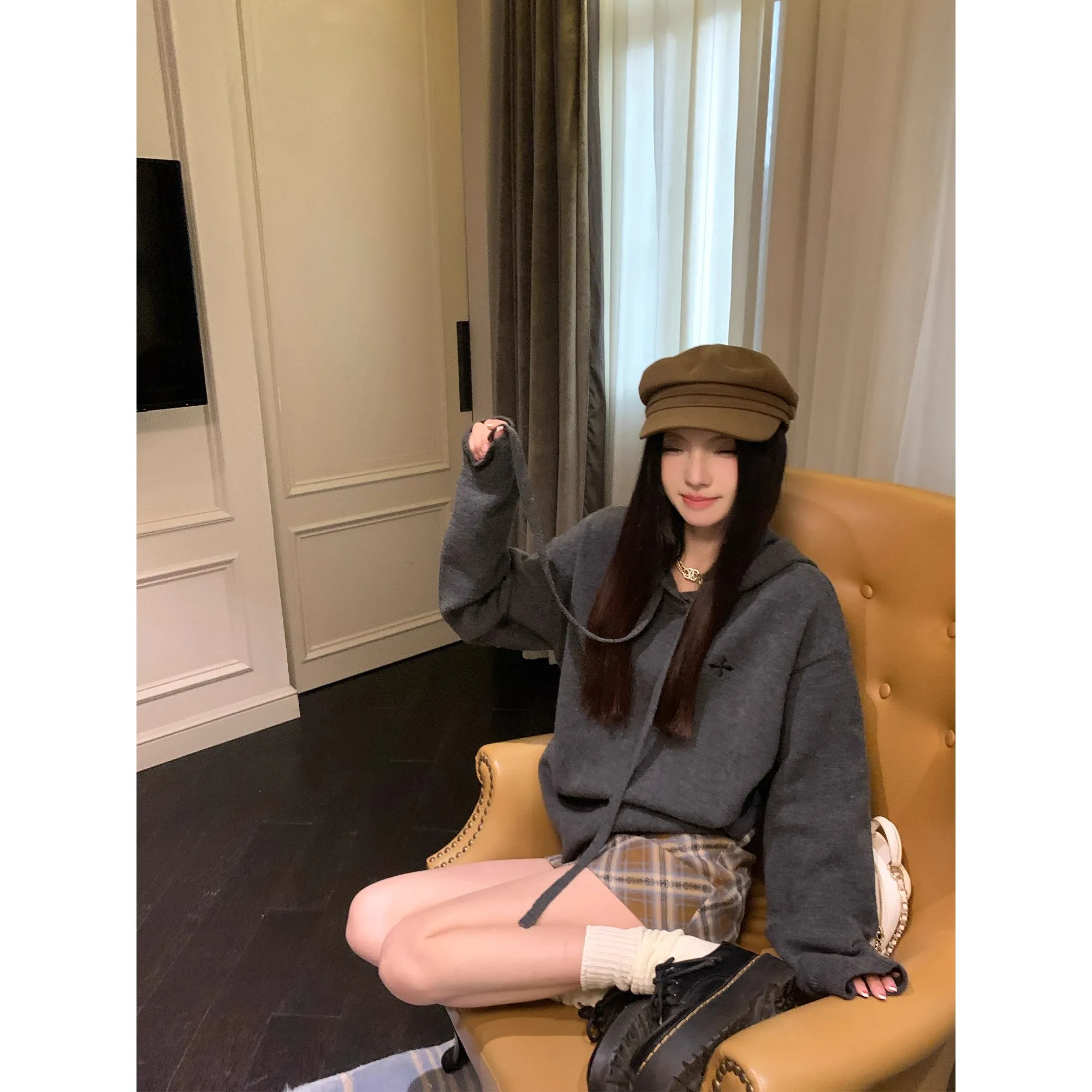 Серый свитер с капюшоном, женский свитер 2022, осень/зима, новый стиль, свободная вязаная куртка с вышивкой на шнурке
Серый свитер с капюшоном, женский свитер 2022, осень/зима, новый стиль, свободная вязаная куртка с вышивкой на шнурке