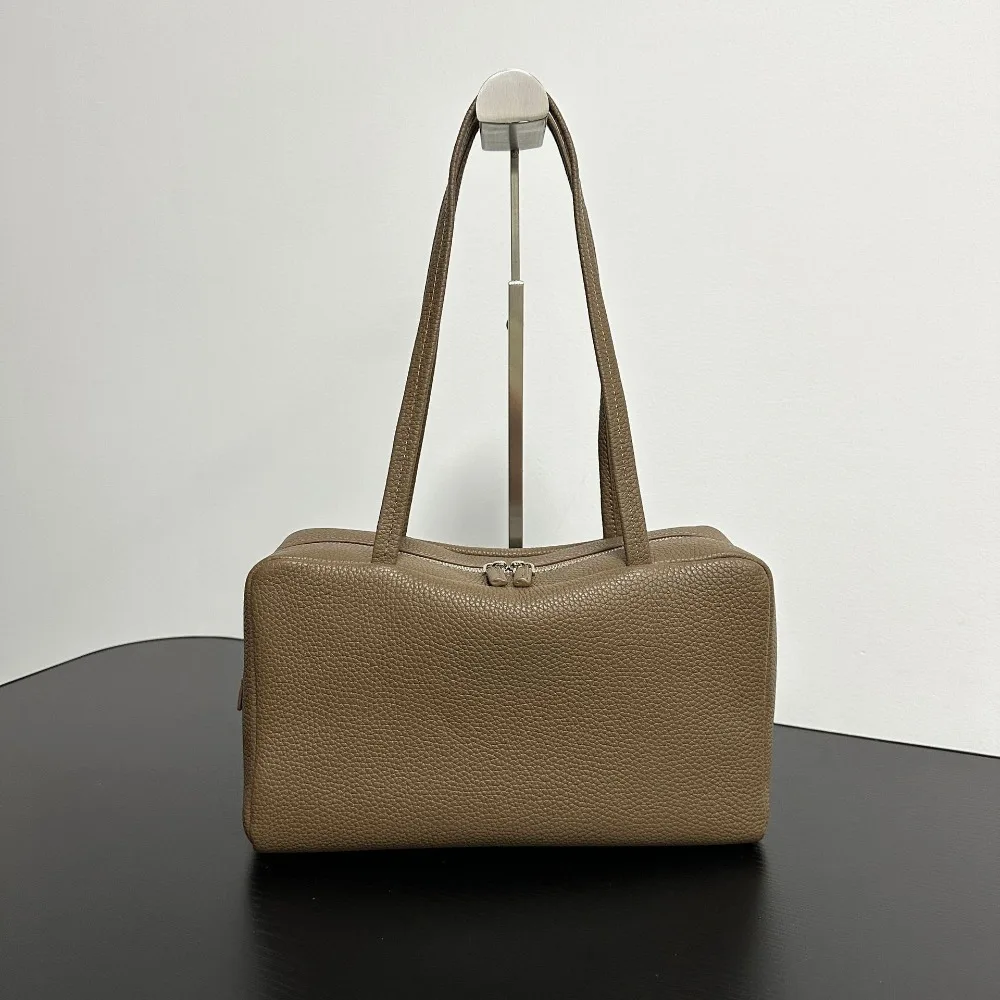 Bowling Bag Versatile Shoulder Handbag Large Capacity Commuter Tote Unique Texture Stylish Simple Underarm Advanced Casual
Bowling Bag Versatile Shoulder Handbag Large Capacity Commuter Tote Unique Texture Stylish Simple Underarm Advanced Casual