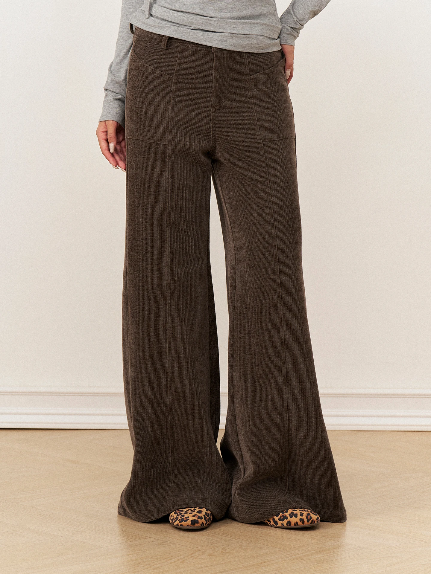 Женские повседневные брюки из вельвета с ретро-текстурой, с высокой талией, осенне-зимние, свободные, широкие, с эффектом похудения, универсальные
Женские повседневные брюки из вельвета с ретро-текстурой, с высокой талией, осенне-зимние, свободные, широкие, с эффектом похудения, универсальные