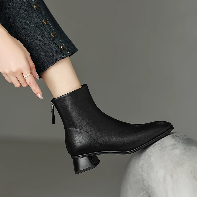 Spring and Summer Vegetable Tanned Leather New Thick Heel Square Head Solid Color Rear Zipper Short Barrel Fashion Boots
Spring and Summer Vegetable Tanned Leather New Thick Heel Square Head Solid Color Rear Zipper Short Barrel Fashion Boots