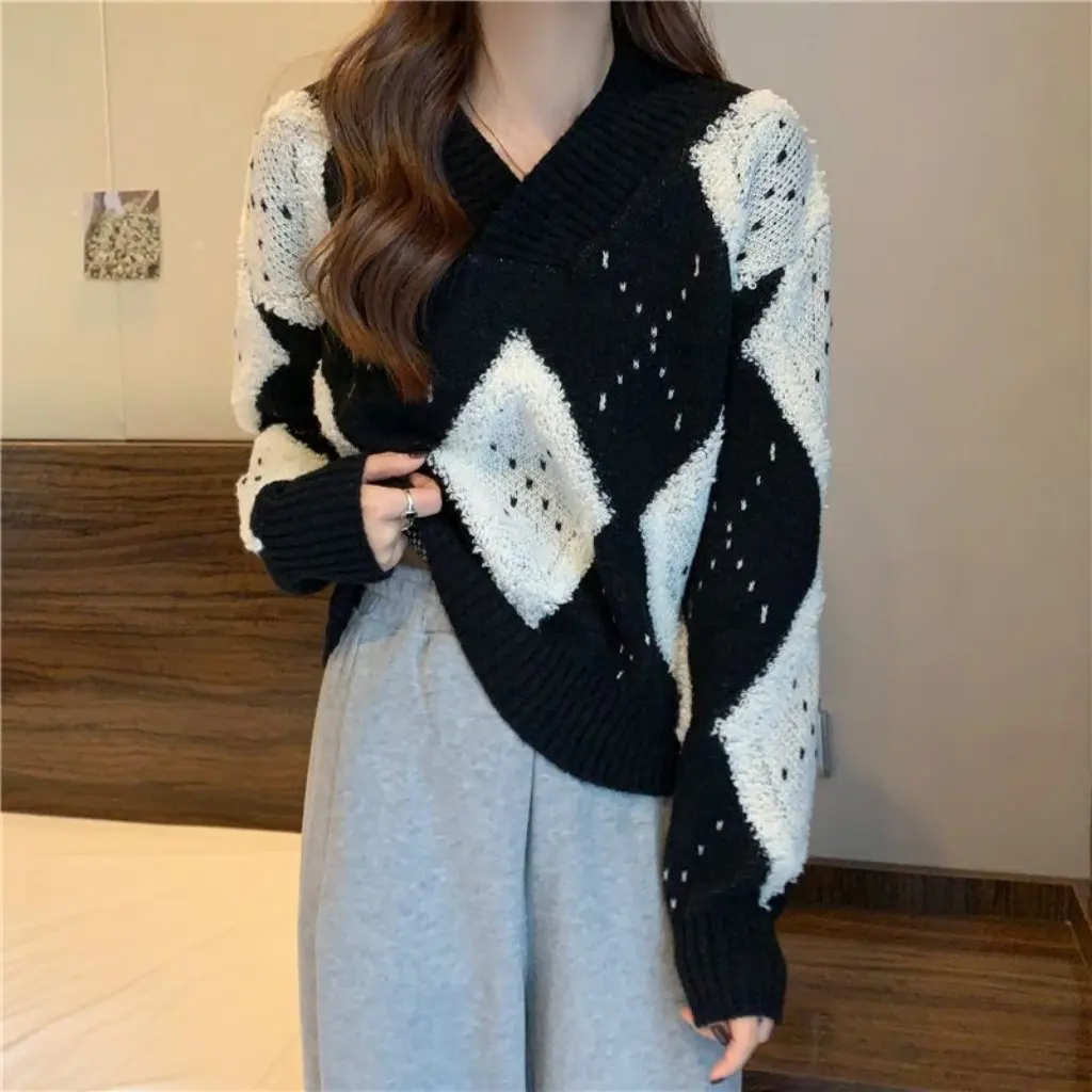 Милый короткий вязаный свитер в корейском стиле в стиле ретро с v-образным вырезом контрастного ромбовидного дизайна с длинными рукавами, уменьшающий возраст топ для женщин 
Милый короткий вязаный свитер в корейском стиле в стиле ретро с v-образным вырезом контрастного ромбовидного дизайна с длинными рукавами, уменьшающий возраст топ для женщин