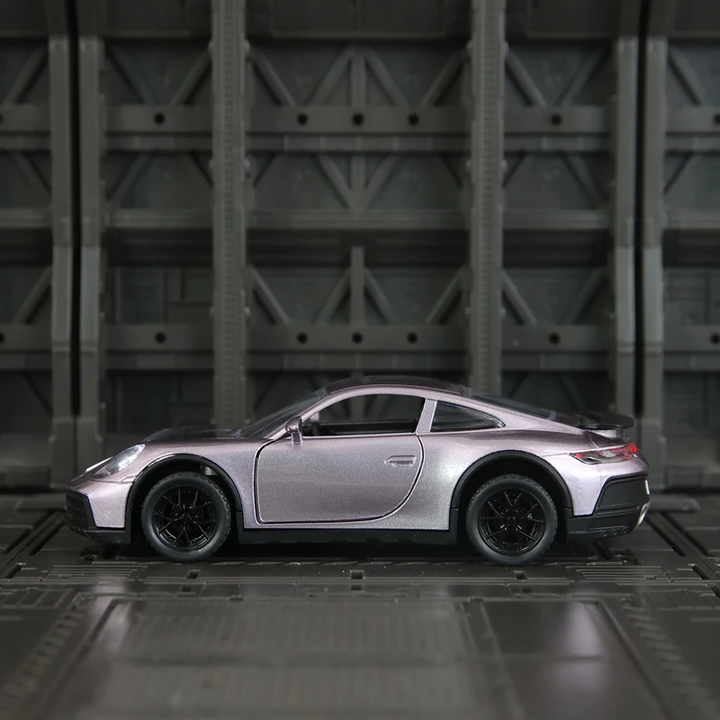 Модель автомобиля Porsche 911 из сплава металла, масштаб 1:32, с открывающимися дверями с обеих сторон, со звуковыми и световыми функциями.
Модель автомобиля Porsche 911 из сплава металла, масштаб 1:32, с открывающимися дверями с обеих сторон, со звуковыми и световыми функциями.