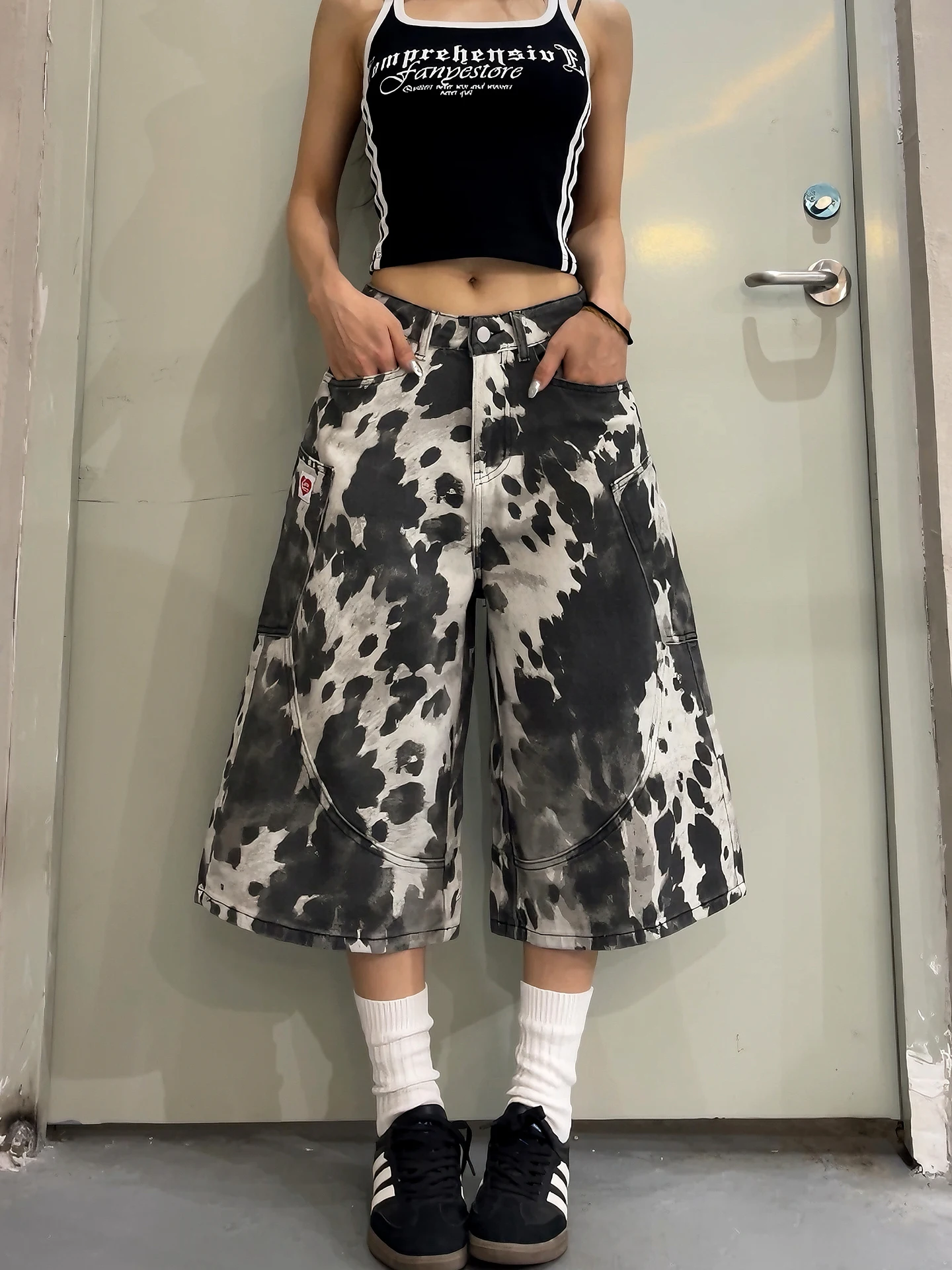 American Street Style Leopard Print Worn-Down Denim Seven-Foot Pants Loose Wide-Leg Cow Pattern Shorts for Men And Women
American Street Style Leopard Print Worn-Down Denim Seven-Foot Pants Loose Wide-Leg Cow Pattern Shorts for Men And Women