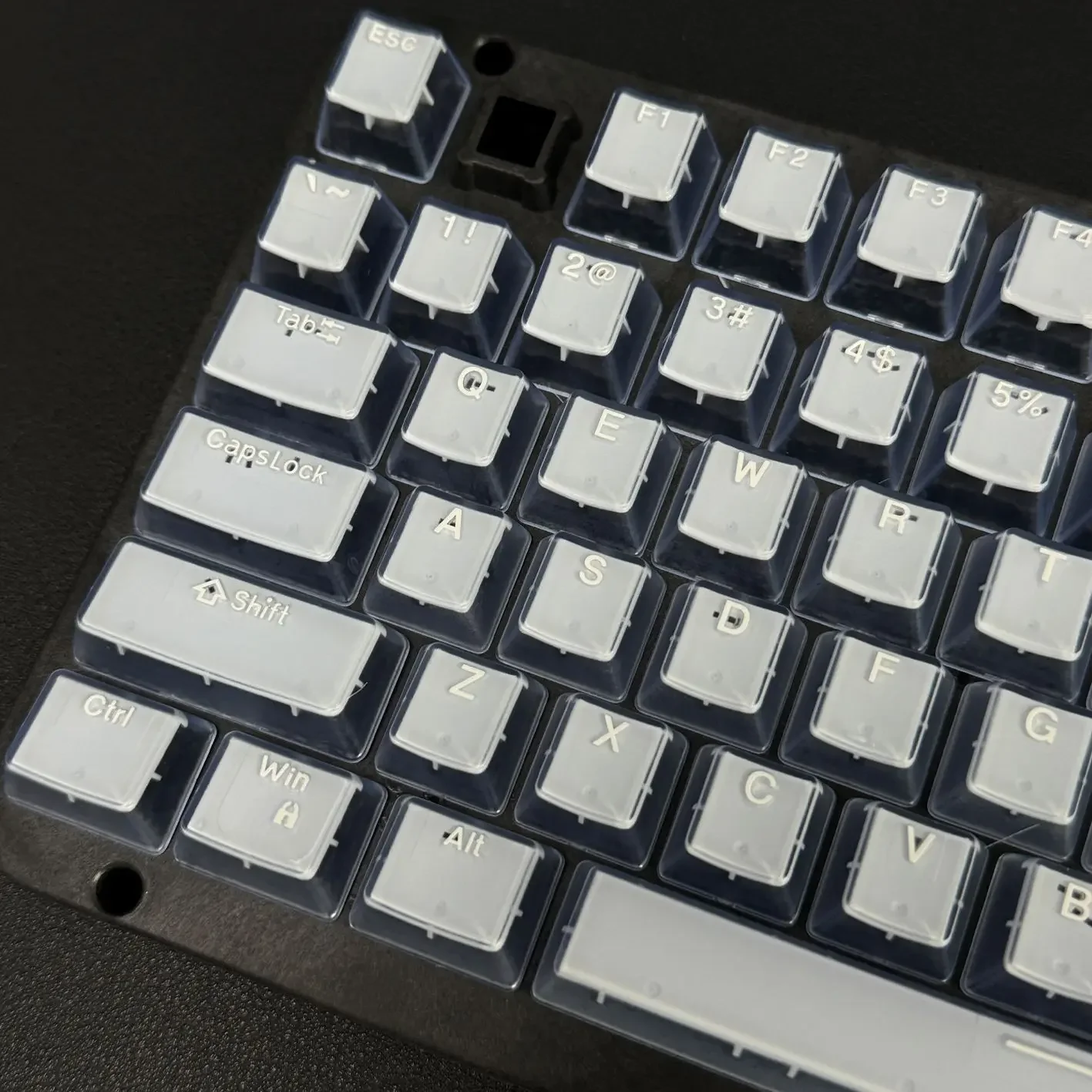 Mechanical keyboard Keycap PBT material OEM height Blue four-sided light transmission 61/87/104/98
Mechanical keyboard Keycap PBT material OEM height Blue four-sided light transmission 61/87/104/98