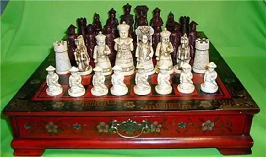 Collectibles Vintage 32 chess set with wooden Coffee table
Collectibles Vintage 32 chess set with wooden Coffee table