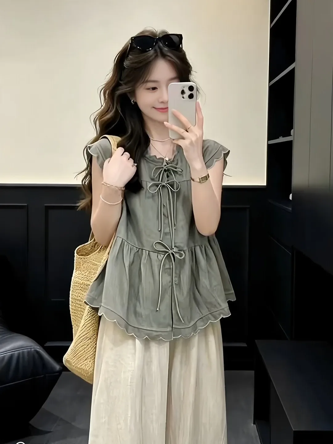 Sweet Style Summer New Loose Fit Casual Sleeveless Shirt Women's Relaxing Feel Floral Detail Button up Top City Walk
Sweet Style Summer New Loose Fit Casual Sleeveless Shirt Women's Relaxing Feel Floral Detail Button up Top City Walk