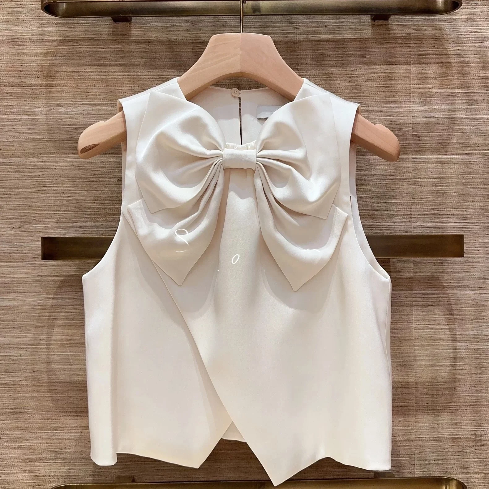 Fashionable Silk Satin Spring Summer New Style Shirt with Large Bow Knot round Neck Sleeveless Women's Top Comfortable Breath...
Fashionable Silk Satin Spring Summer New Style Shirt with Large Bow Knot round Neck Sleeveless Women's Top Comfortable Breath...