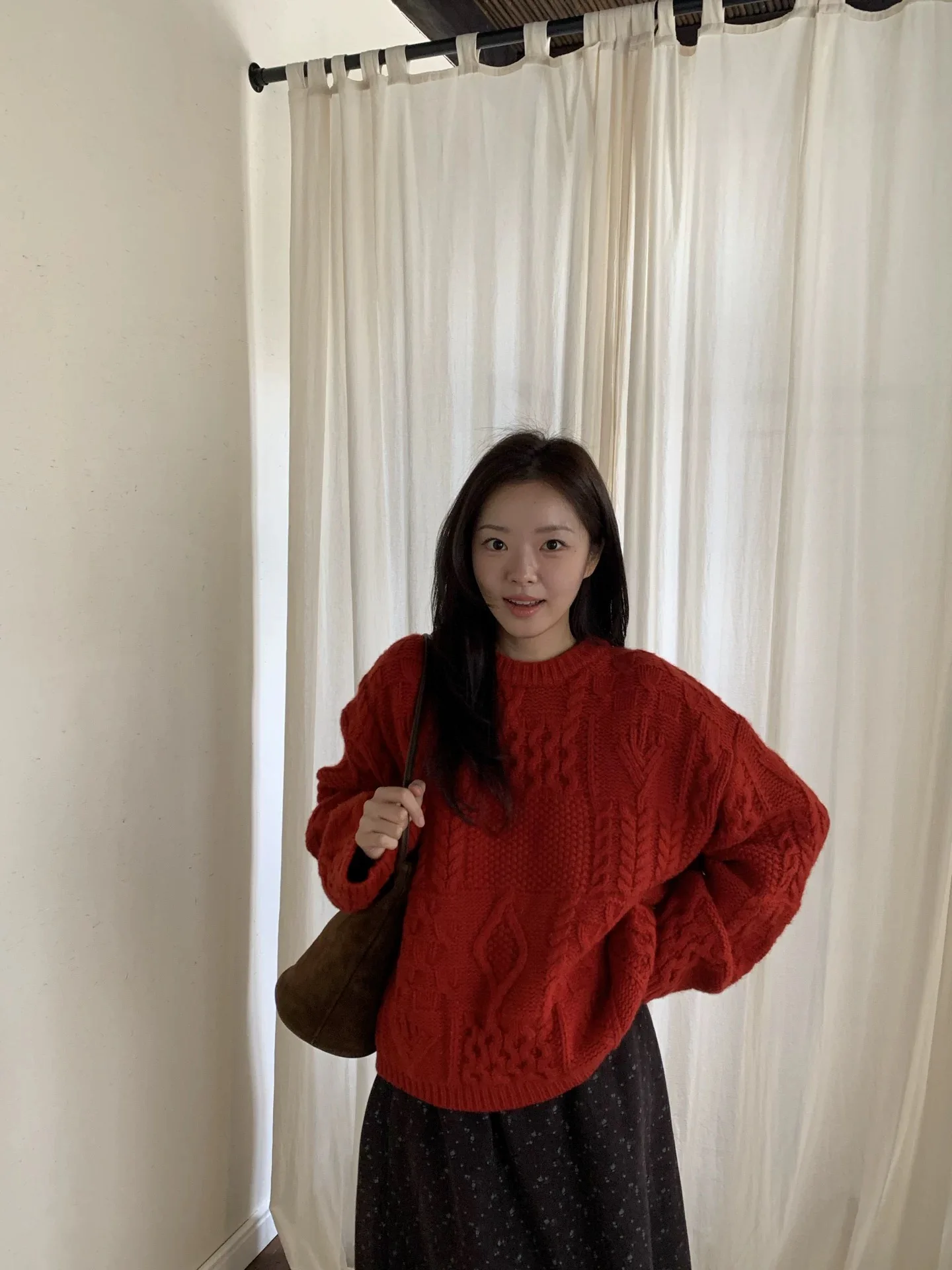 Красный свободный вязаный свитер женский осенне-зимний, в стиле ретро, с круглым вырезом, повседневный, новогодняя мода
Красный свободный вязаный свитер женский осенне-зимний, в стиле ретро, с круглым вырезом, повседневный, новогодняя мода