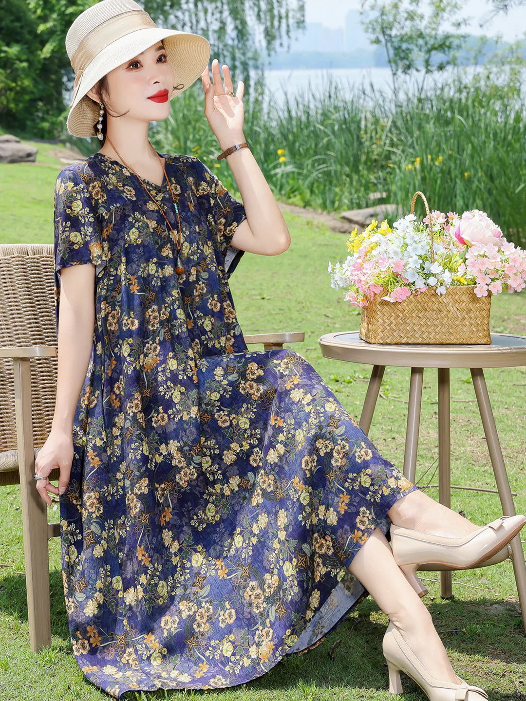 Летнее хлопково-шелковое платье Ele Mommy: повседневное, свободное, с цветочным принтом, для женщин среднего и старшего возраста, модное, с V-образным вырезом, миди.
Летнее хлопково-шелковое платье Ele Mommy: повседневное, свободное, с цветочным принтом, для женщин среднего и старшего возраста, модное, с V-образным вырезом, миди.