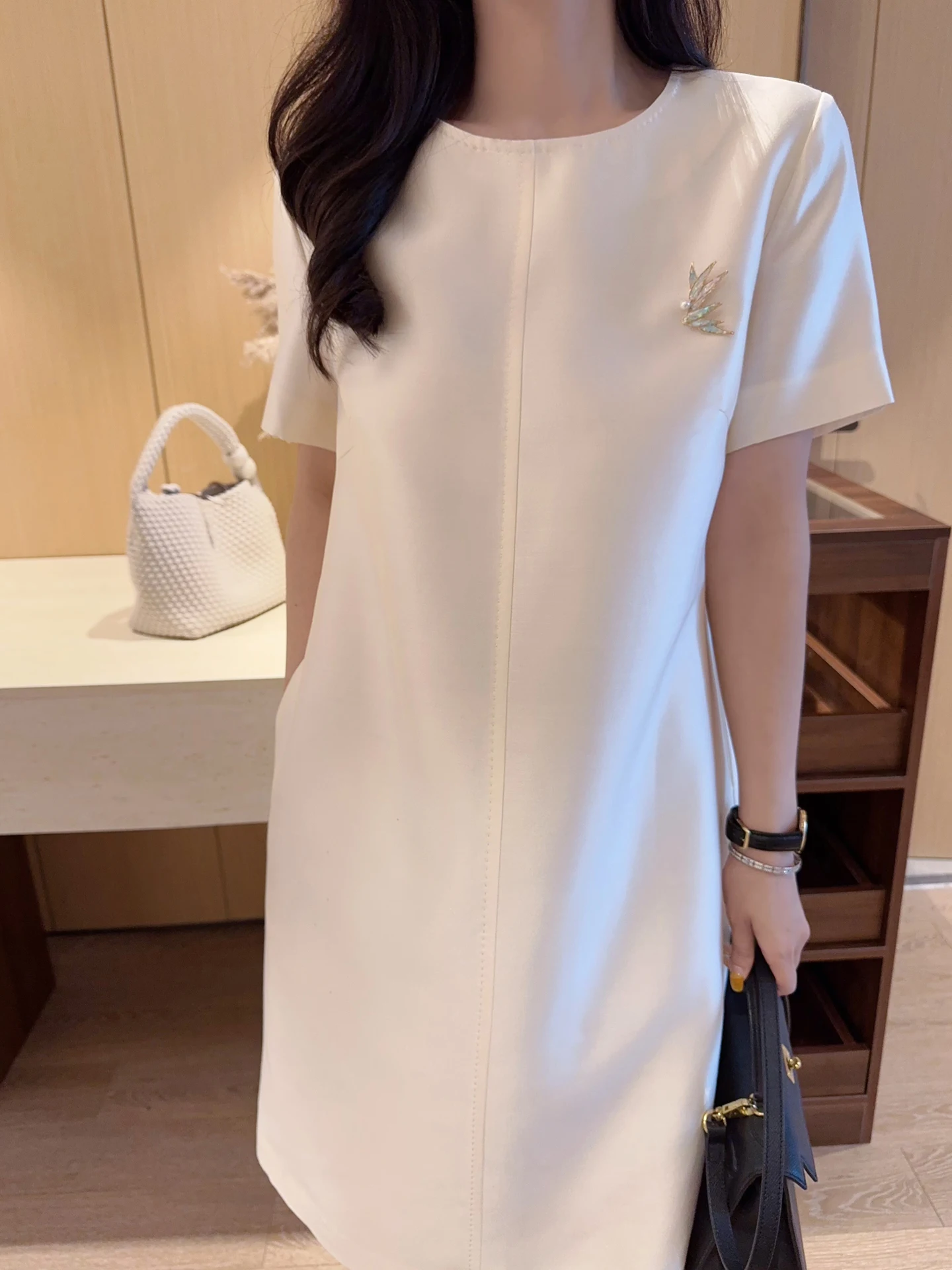 Elegant Silk Wool Midi Dress Women's Summer Loose Fit Short Sleeve Casual Wear Comfortable Breathable A-Line Dress
Elegant Silk Wool Midi Dress Women's Summer Loose Fit Short Sleeve Casual Wear Comfortable Breathable A-Line Dress