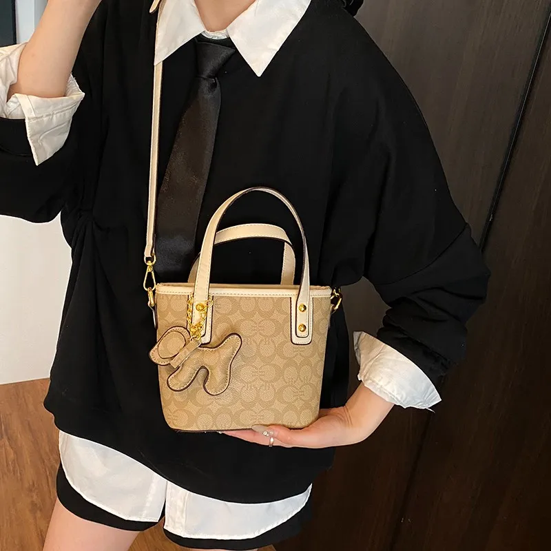 Stylish Women's Crossbody Bag Made From Soft Leather Luxury Brand Quality Famous Designer Signature Chic
Stylish Women's Crossbody Bag Made From Soft Leather Luxury Brand Quality Famous Designer Signature Chic