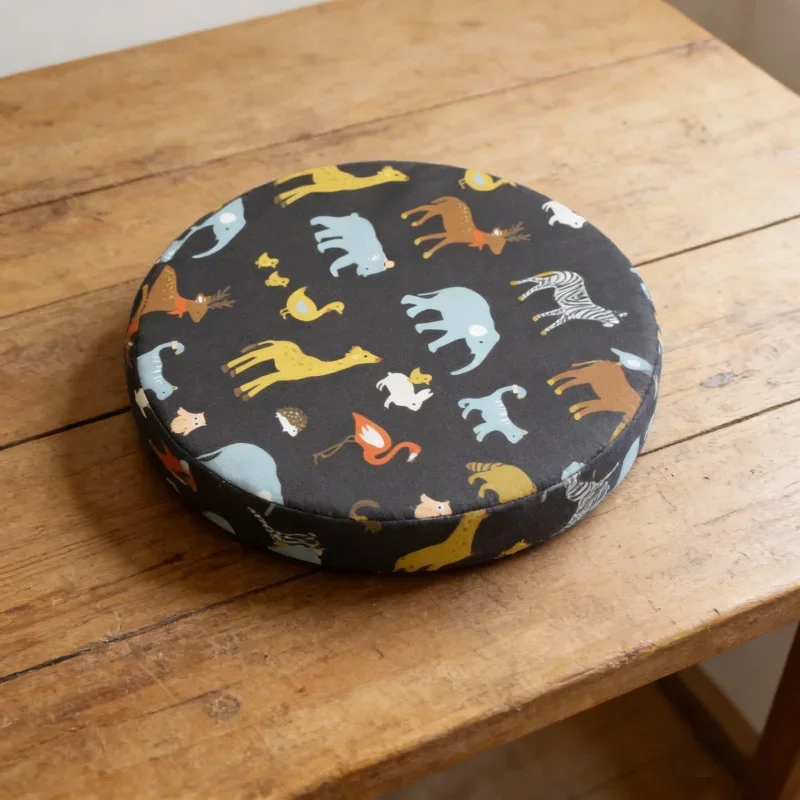 Подушка-бустер для детского стульчика, круглая подушка-увеличитель для обеденного стульчика, съемная подушка-накладка для увеличения высоты сиденья детского стульчика
Подушка-бустер для детского стульчика, круглая подушка-увеличитель для обеденного стульчика, съемная подушка-накладка для увеличения высоты сиденья детского стульчика