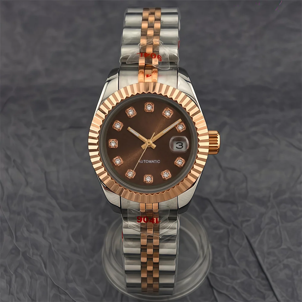 26mm 28mm Ladies' mechanical water-resistant watch NH05 movement Brown diamond index dial Sapphire glass Stainless steel strap
26mm 28mm Ladies' mechanical water-resistant watch NH05 movement Brown diamond index dial Sapphire glass Stainless steel strap