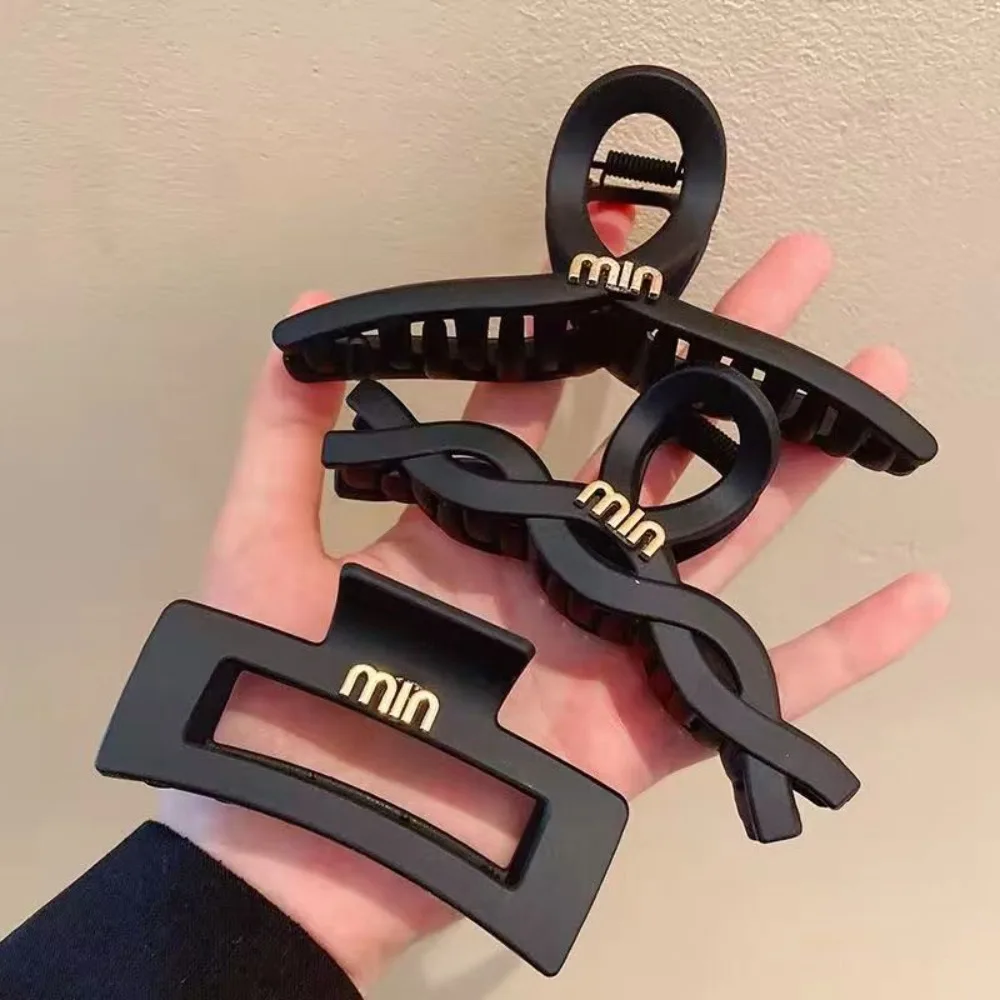 New black letter grab clip headgear women's back of the head high-end temperament large disc hair shark clip hair accessories
New black letter grab clip headgear women's back of the head high-end temperament large disc hair shark clip hair accessories