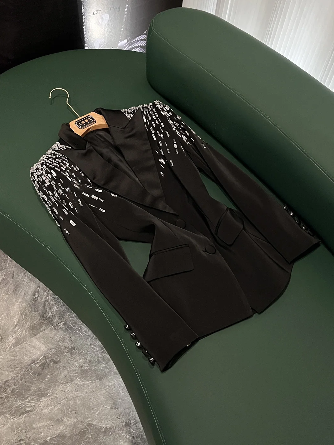 Женский костюм Heavy Embellied Diamond Jaet с утягивающей талией, высококачественный двубортный костюм Long Sve D345
Женский костюм Heavy Embellied Diamond Jaet с утягивающей талией, высококачественный двубортный костюм Long Sve D345