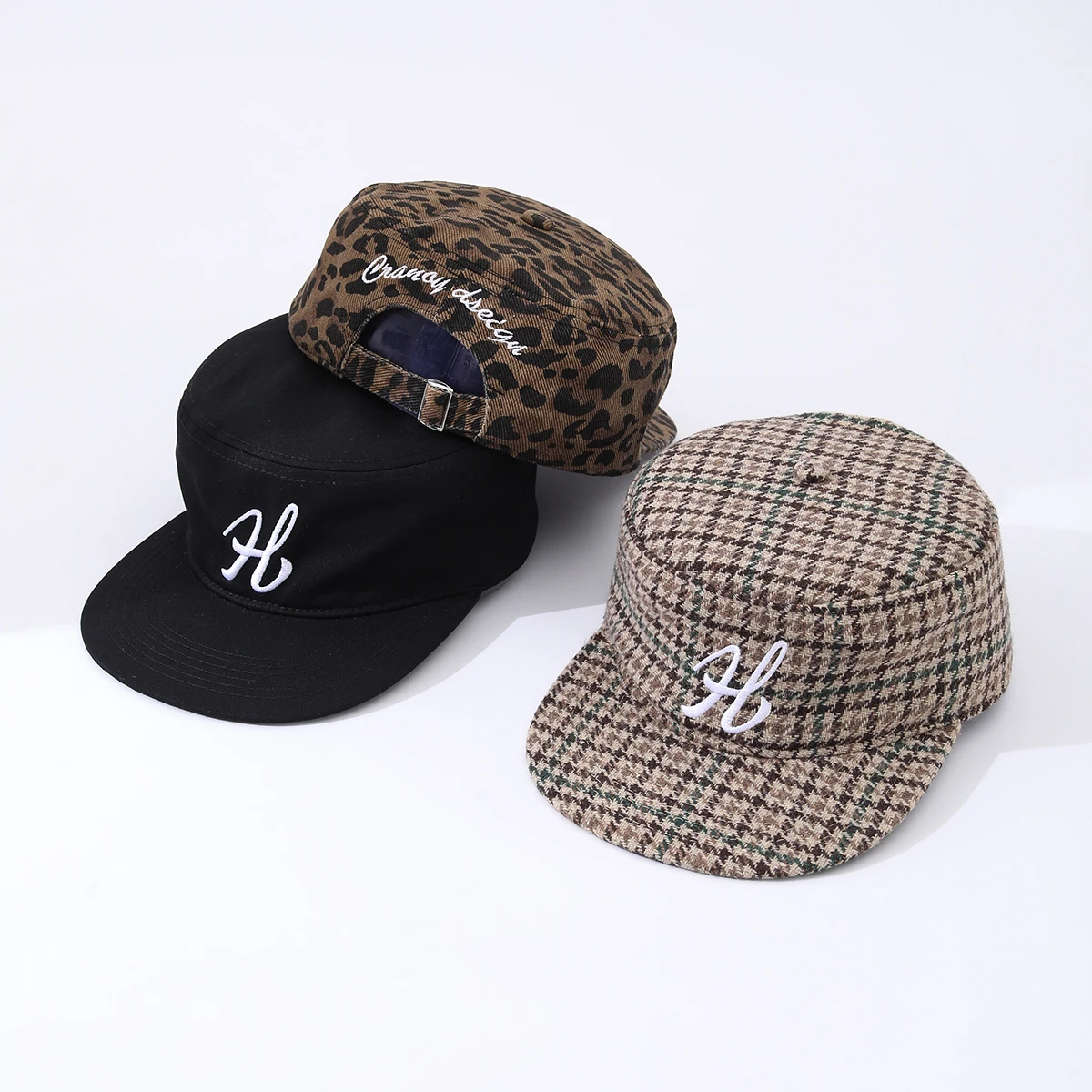Contemporary British retro lettering embroidered flat cap for men and women, stylish and casual sun protection baseball cap
Contemporary British retro lettering embroidered flat cap for men and women, stylish and casual sun protection baseball cap