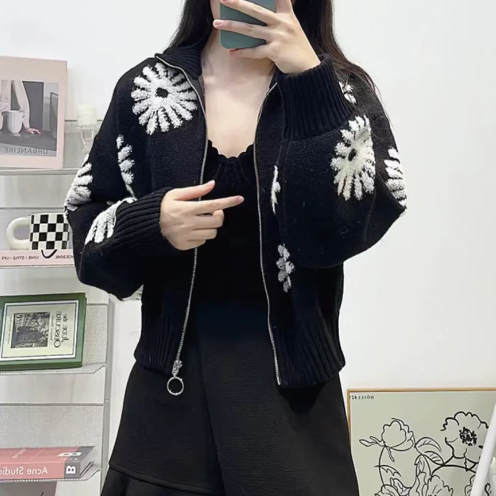 S Home Autumn Winter Women's Knitted Daisy Embroidery Zipper High Collar Bla Long Sve Open Cardigan f High Collar
S Home Autumn Winter Women's Knitted Daisy Embroidery Zipper High Collar Bla Long Sve Open Cardigan f High Collar