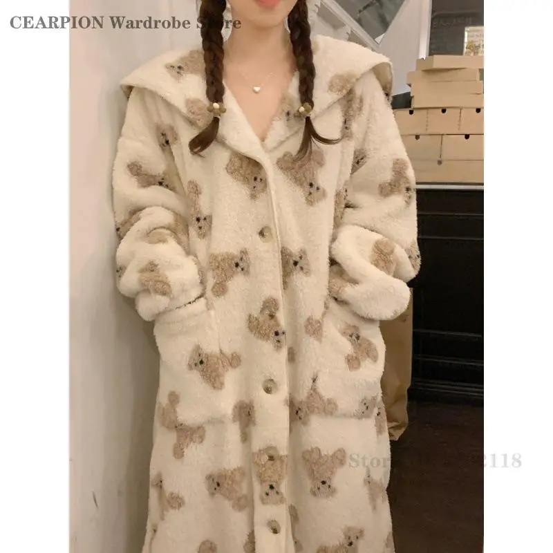 Ночная рубашка из кораллового флиса с героями мультфильмов, осенне-зимняя плотная теплая одежда для сна, фланелевая ночная рубашка с темно-синим воротником, милая милая домашняя одежда, домашняя одежда
Ночная рубашка из кораллового флиса с героями мультфильмов, осенне-зимняя плотная теплая одежда для сна, фланелевая ночная рубашка с темно-синим воротником, милая милая домашняя одежда, домашняя одежда