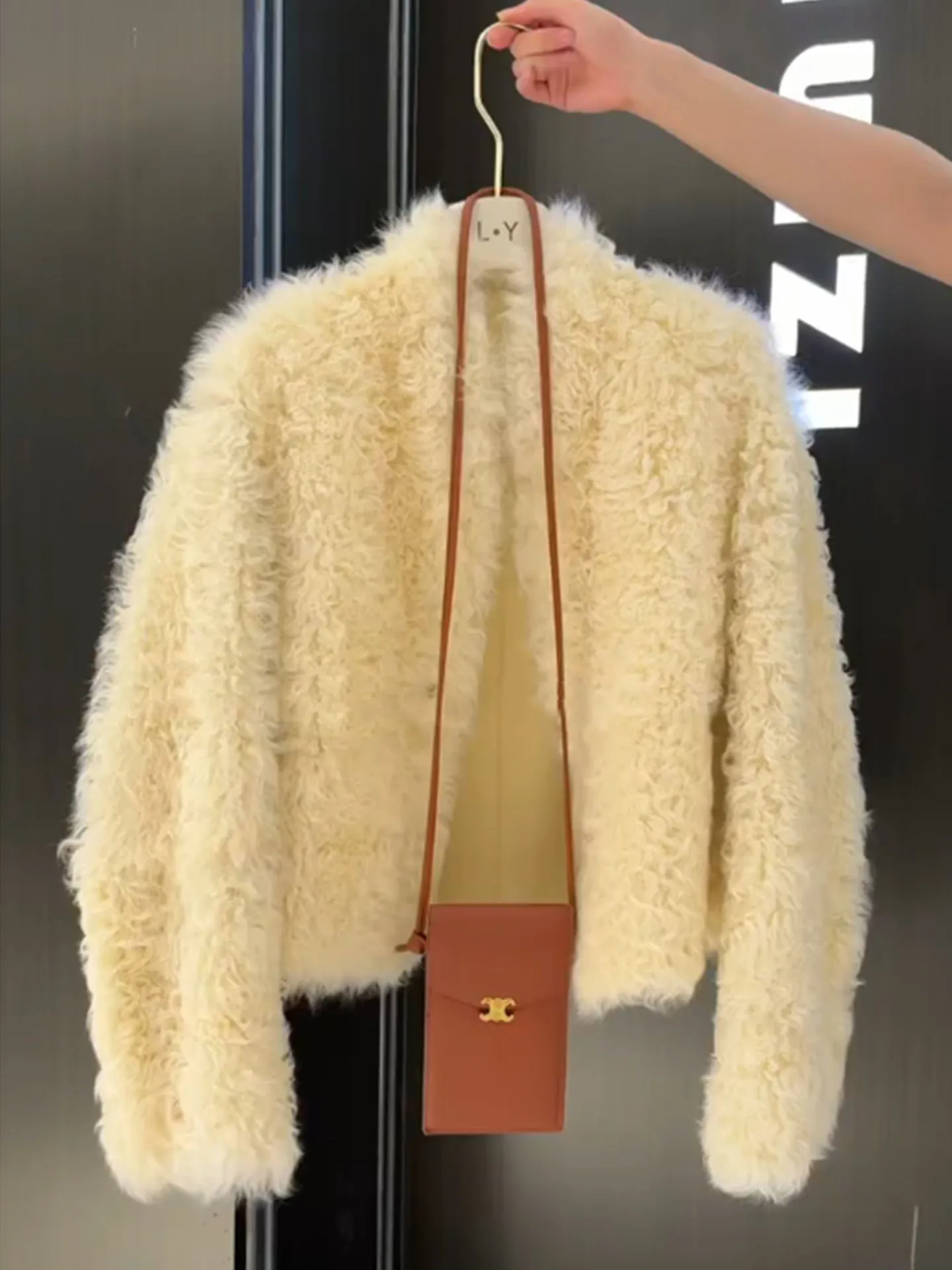 Princ Sle ort Bicolor Fur Jaet Women's Winter 2025 New Unique Beautiful High-End Feeling Top Button Long Sve
Princ Sle ort Bicolor Fur Jaet Women's Winter 2025 New Unique Beautiful High-End Feeling Top Button Long Sve