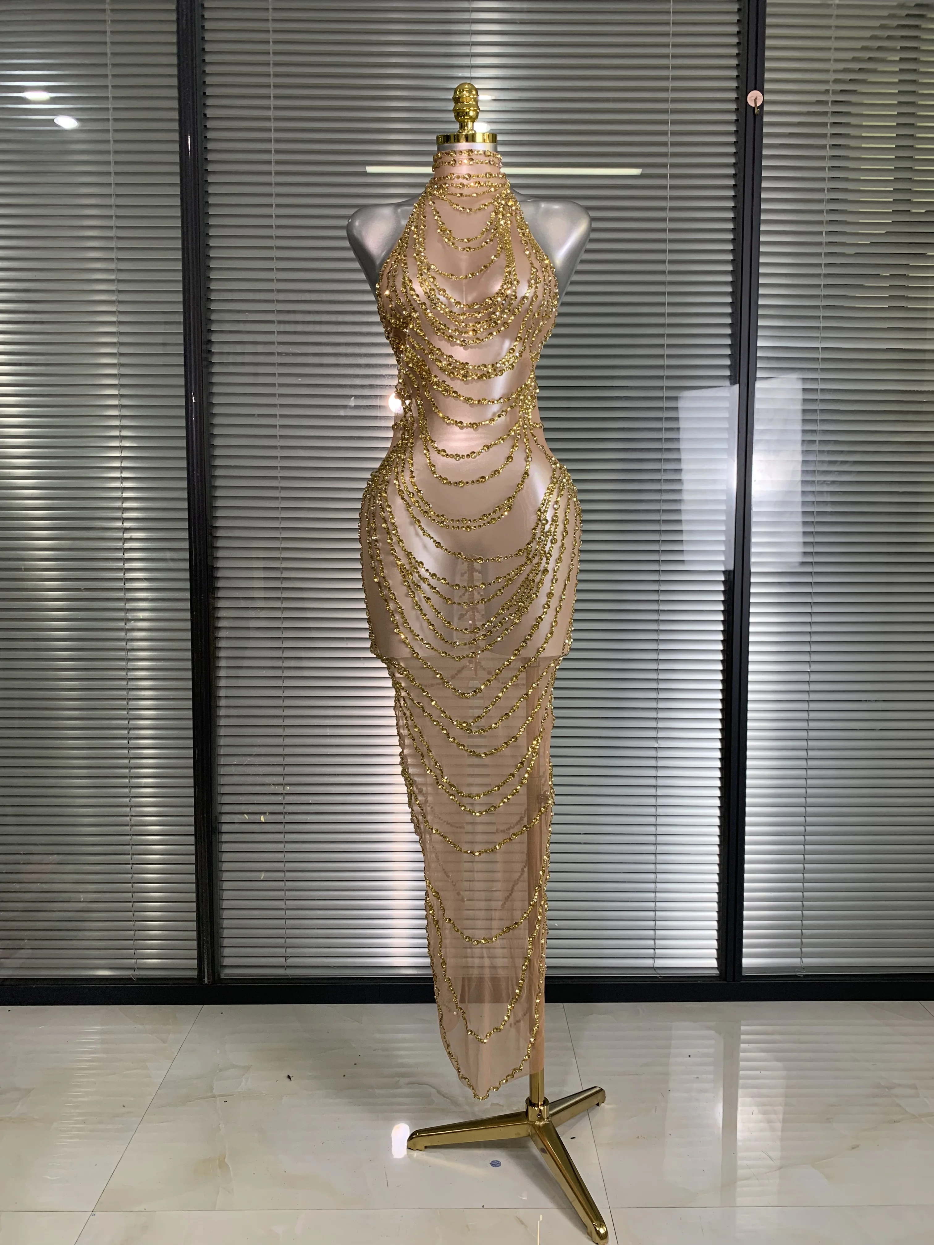 New Women Sexy Mesh Crystal Diamonds Shinning Long Maxi Dress See Through Gold Silver Party Costume Stage Performance Dress
New Women Sexy Mesh Crystal Diamonds Shinning Long Maxi Dress See Through Gold Silver Party Costume Stage Performance Dress